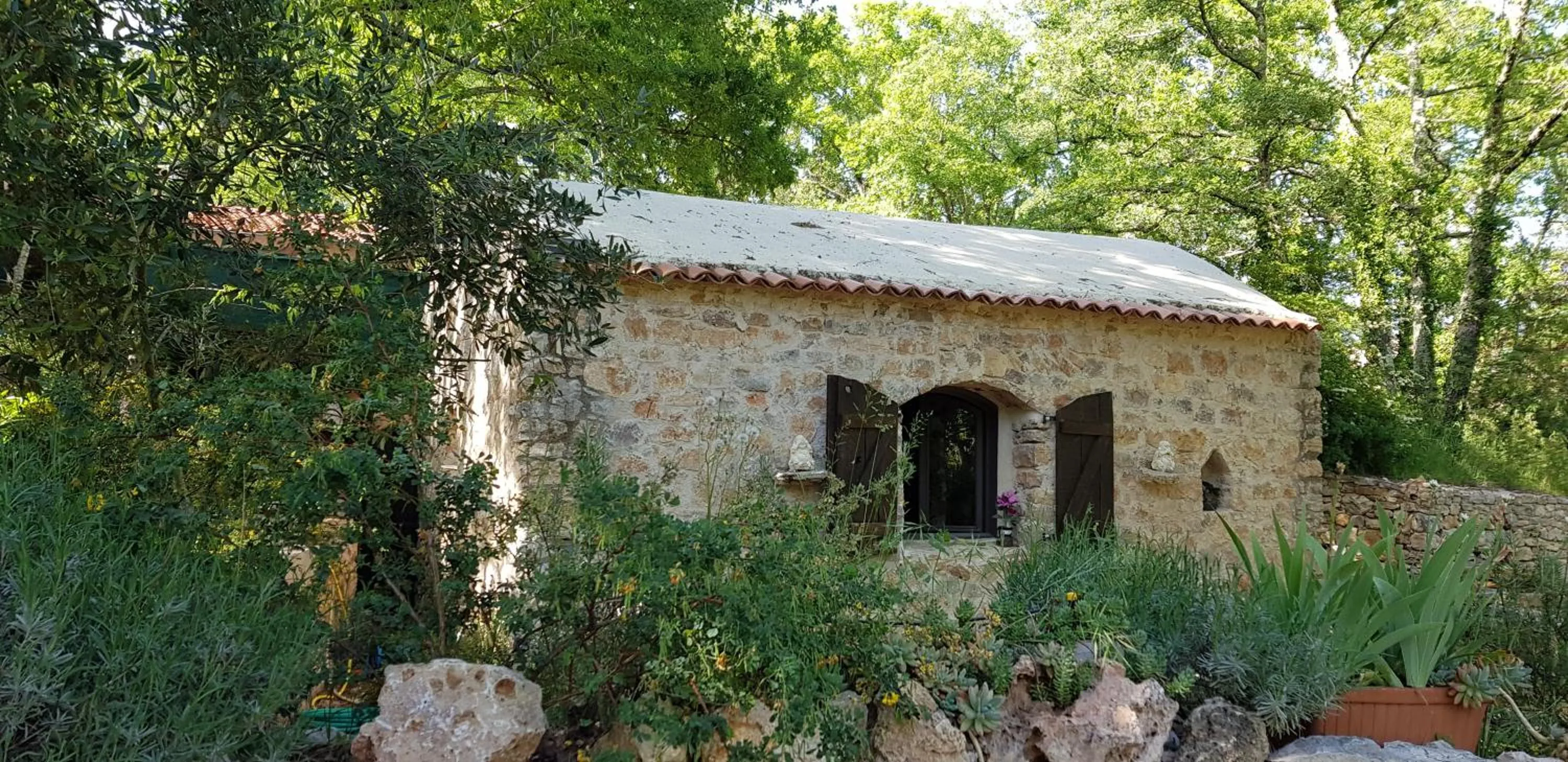 Property building in Le Donjon des Combes et son Spa