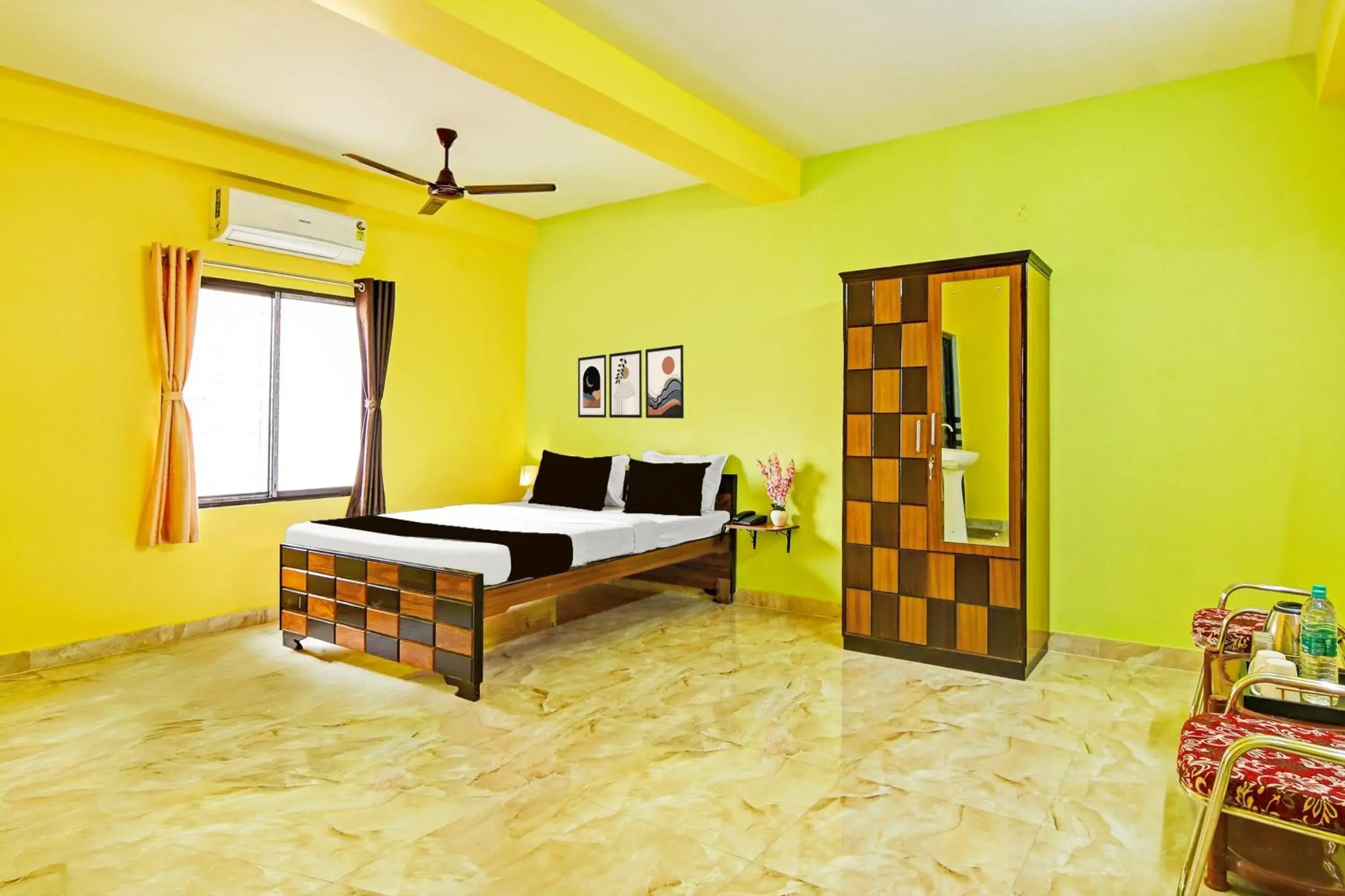Standard Double Room - single occupancy in Super Hotel O Kabardanga More Kolkata Formerly Royal Crown Banquet Standard Double Room - single occupancy in Super Hotel O Kabardanga More Kolkata Formerly Royal Crown Banquet