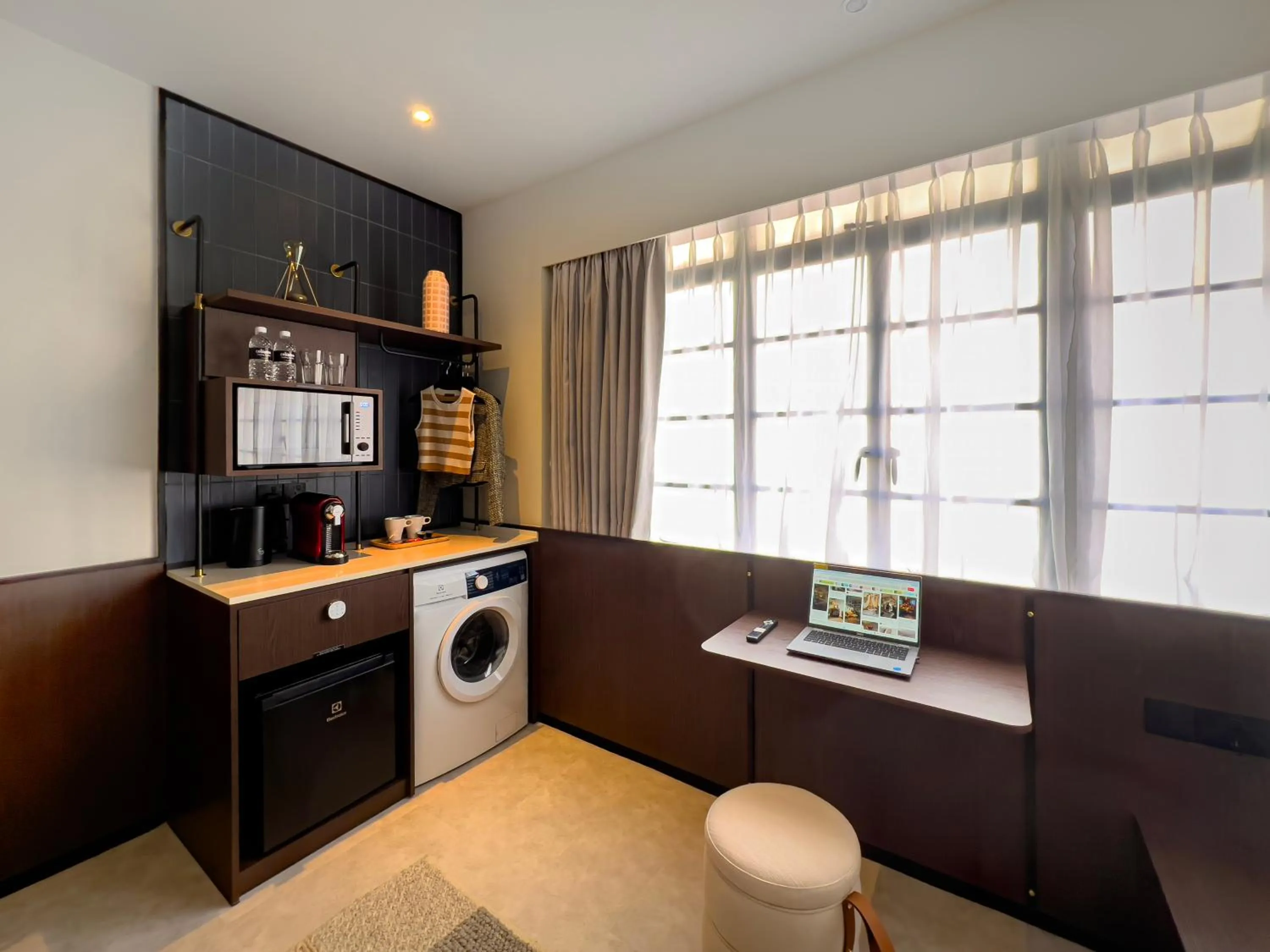 minibar in Coliwoo Hotel Kampong Glam - CoLiving