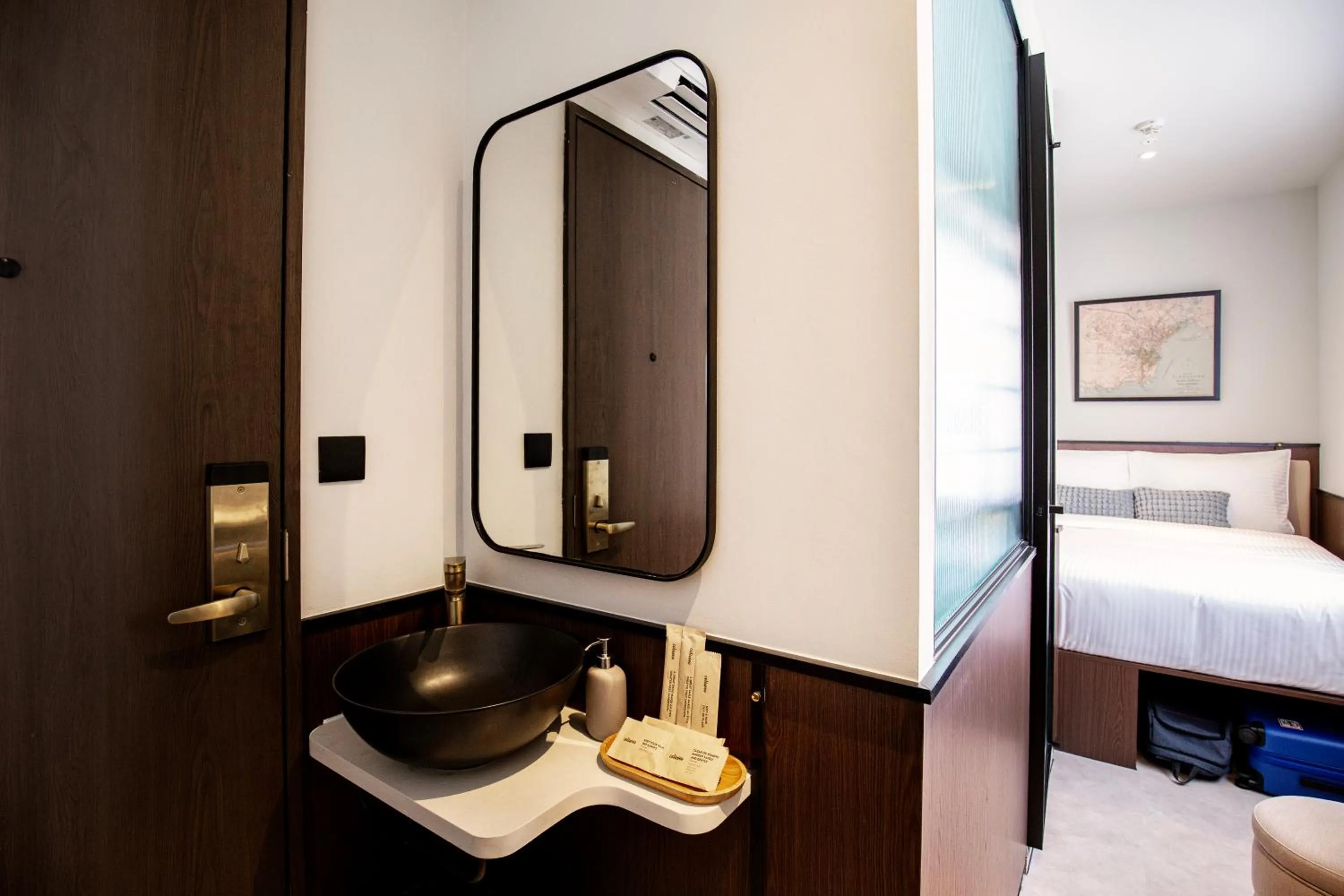 Bathroom, Bed in Coliwoo Hotel Kampong Glam - CoLiving