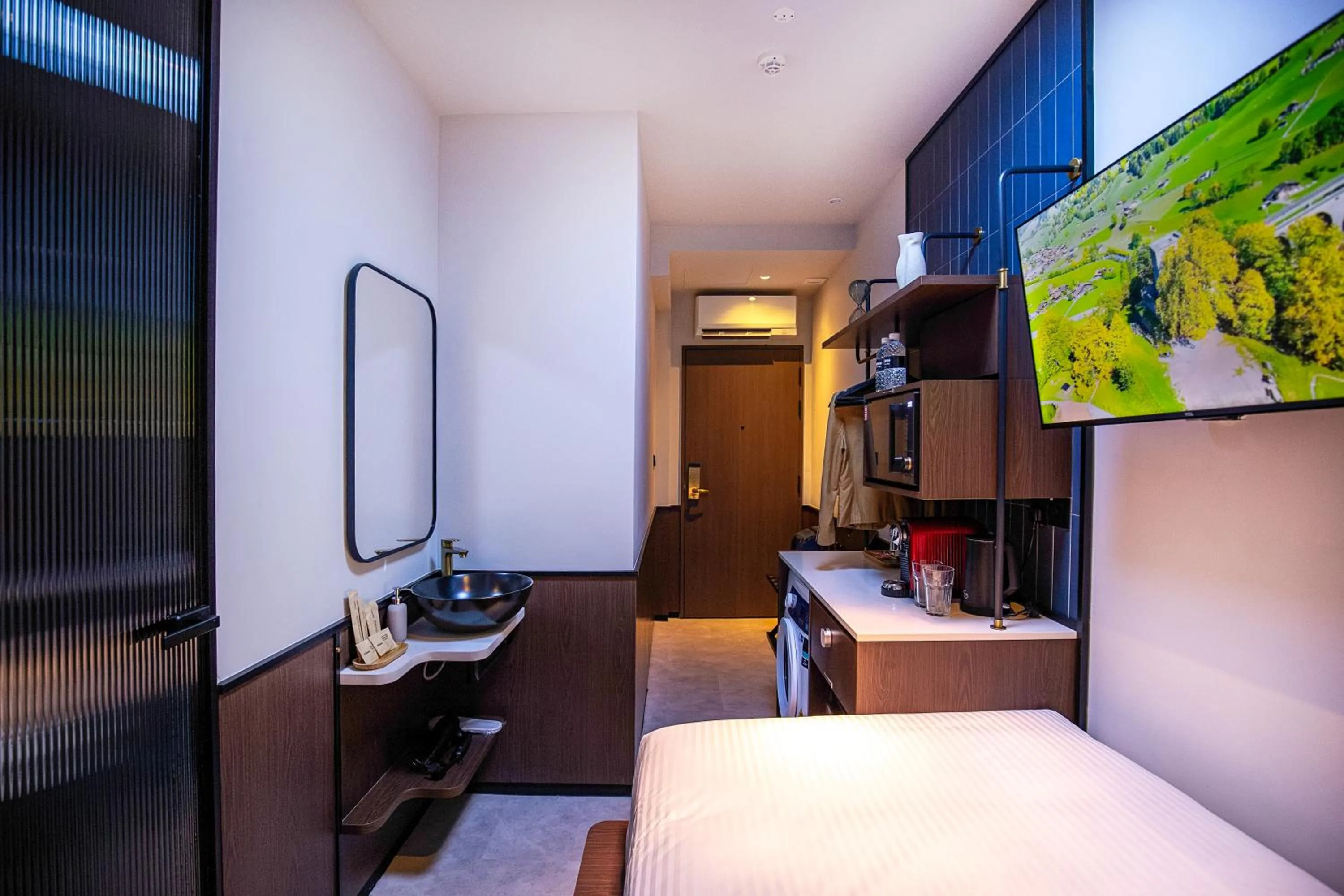 Kitchen or kitchenette, Bed in Coliwoo Hotel Kampong Glam - CoLiving