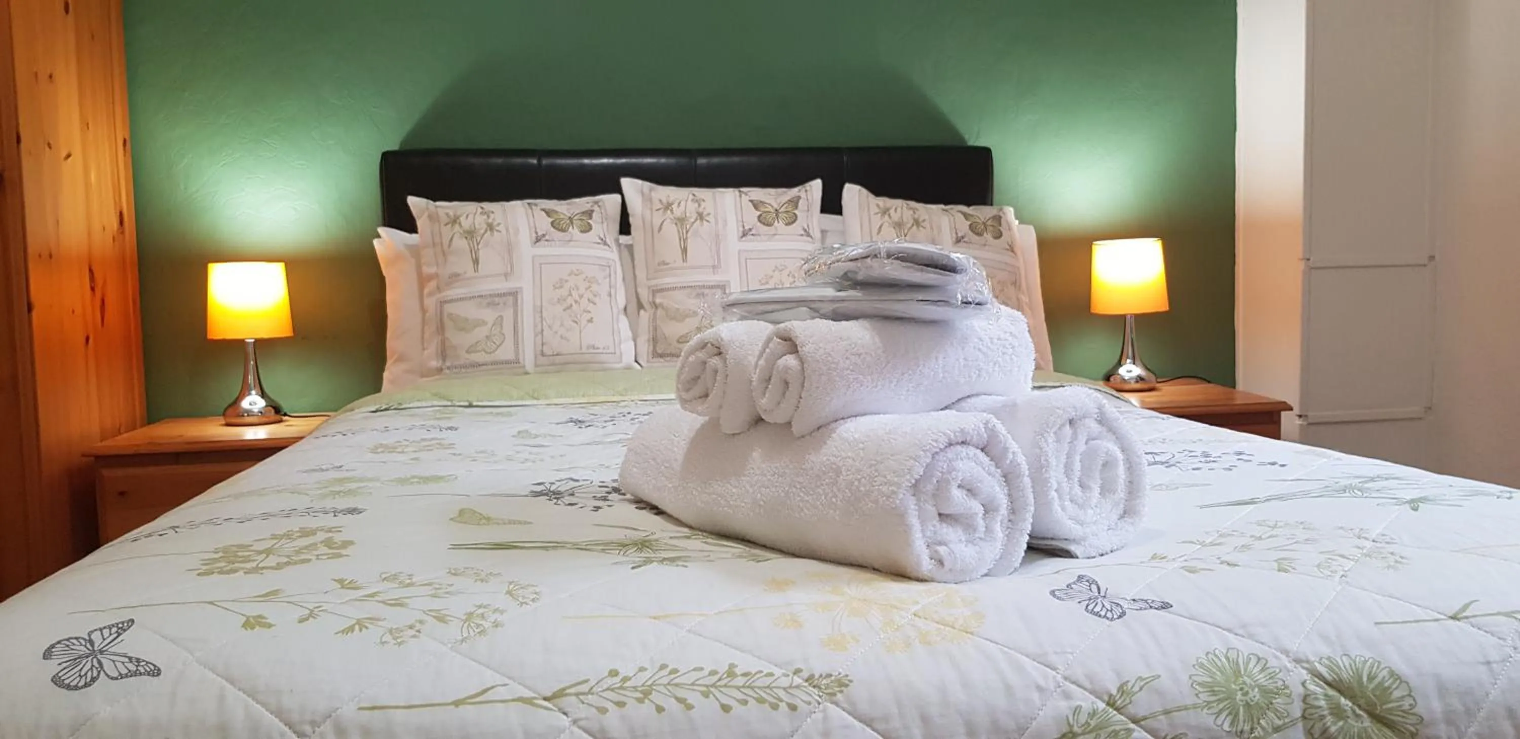 Photo of the whole room, Bed in Moorlands