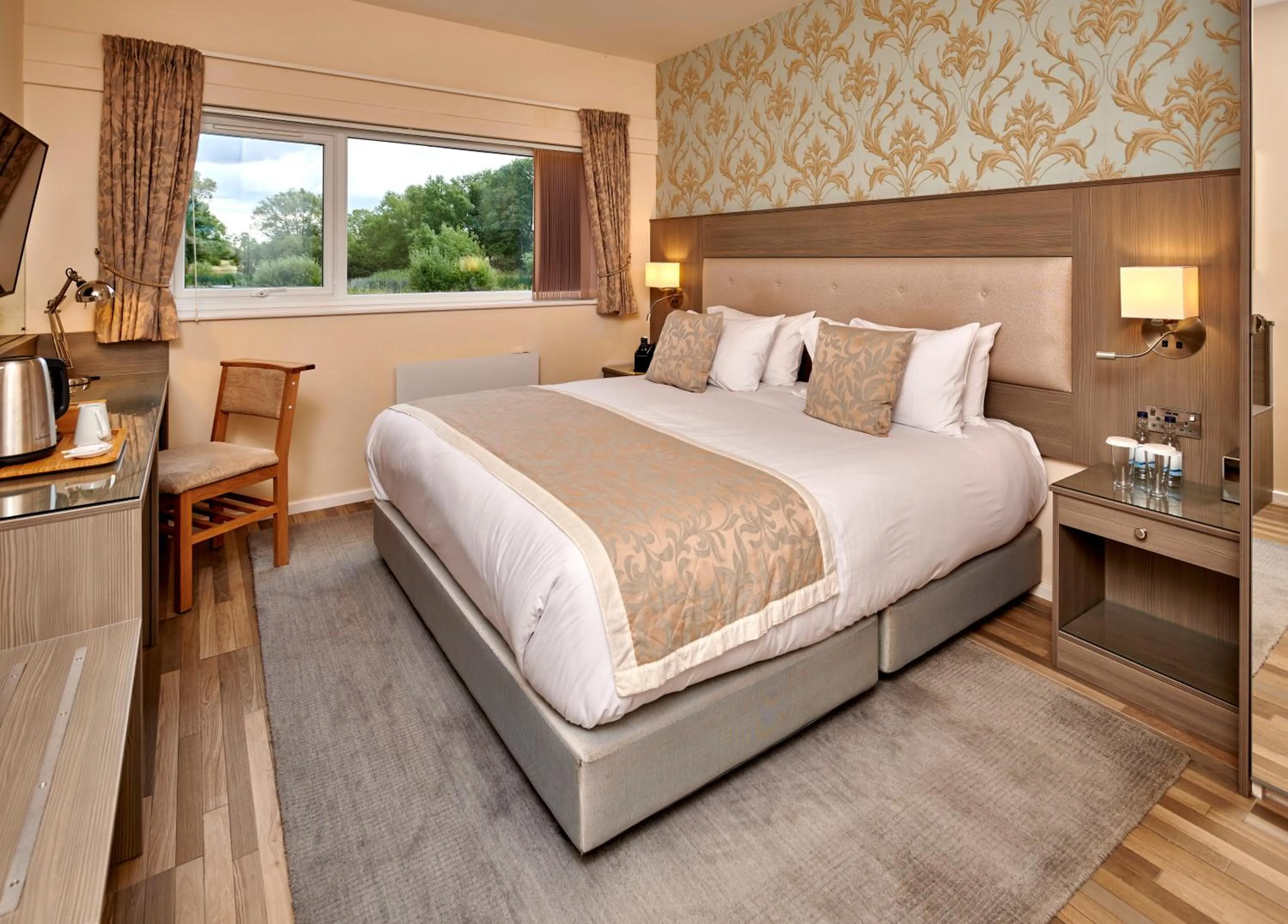 King Room with Lake View in Lakehurst Park