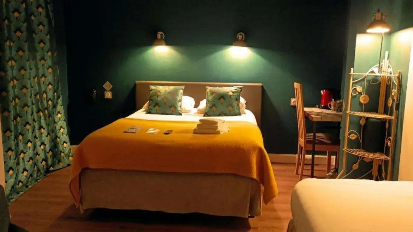 Double Room in Hôtel Le petit billot Double Room in Hôtel Le petit billot