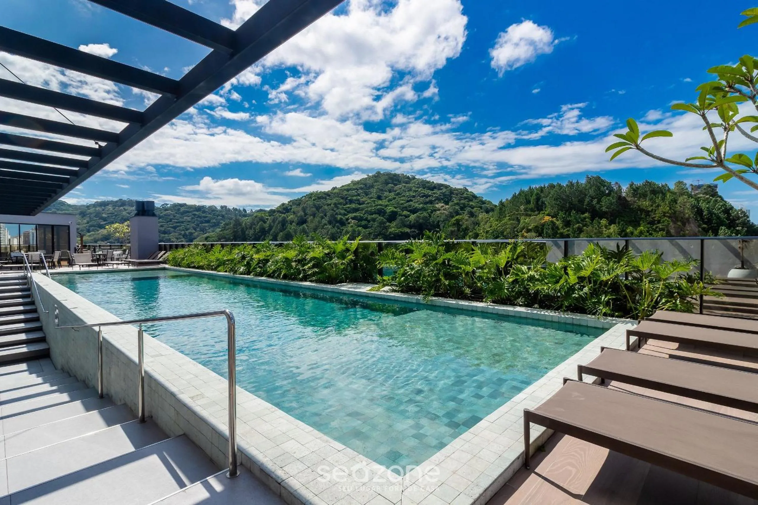 Building with swimming pool next to Balneário Shopping in BC - TSO