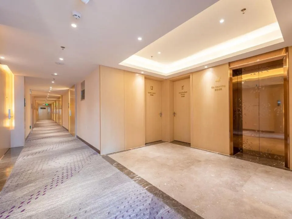 Lavande Hotel Shenzhen International Convention and Exhibition Center Fuhai West Subway Station