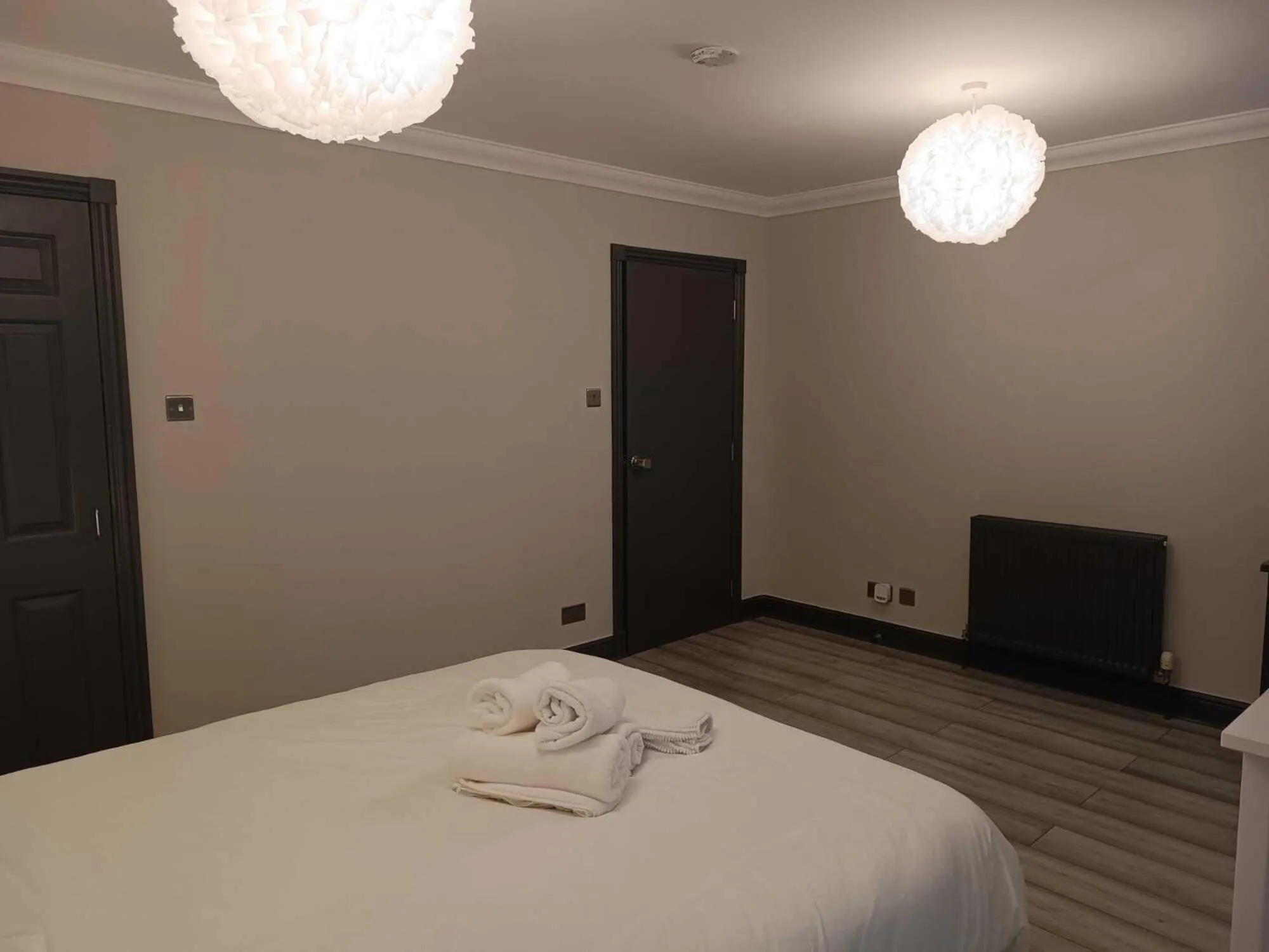 Bedroom, Bed in Woodgrove Holiday Homes