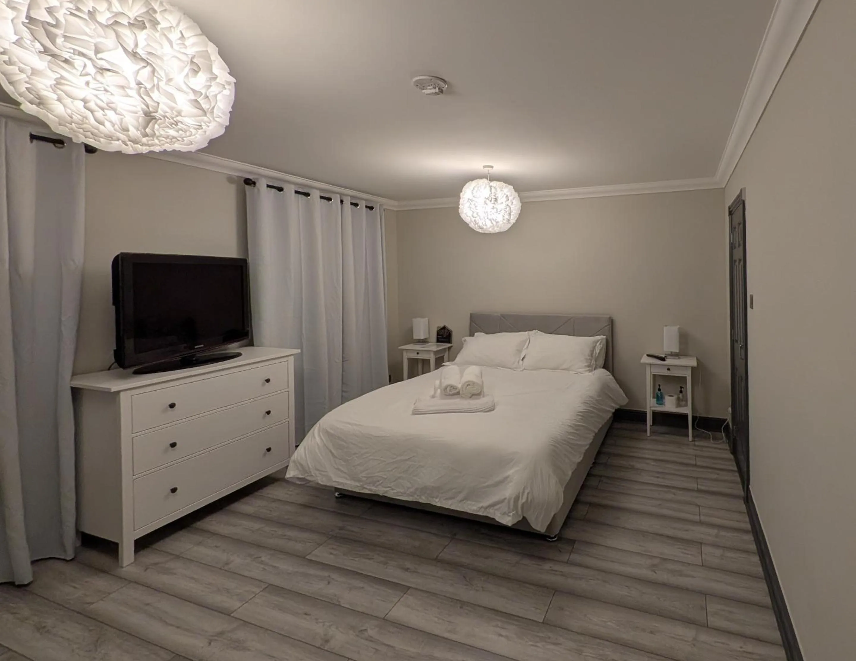 Bedroom, Bed in Woodgrove Holiday Homes