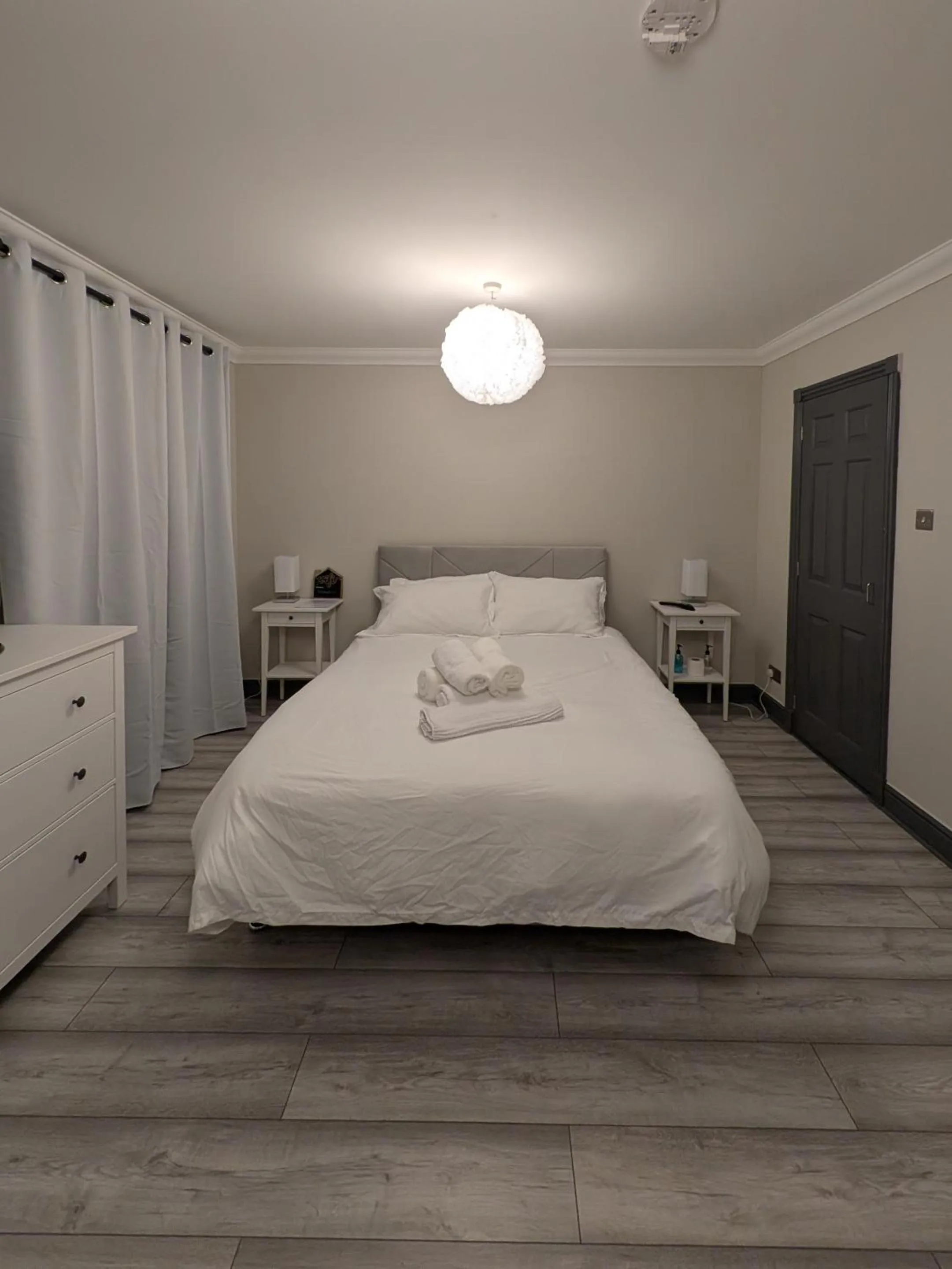 Bedroom, Bed in Woodgrove Holiday Homes