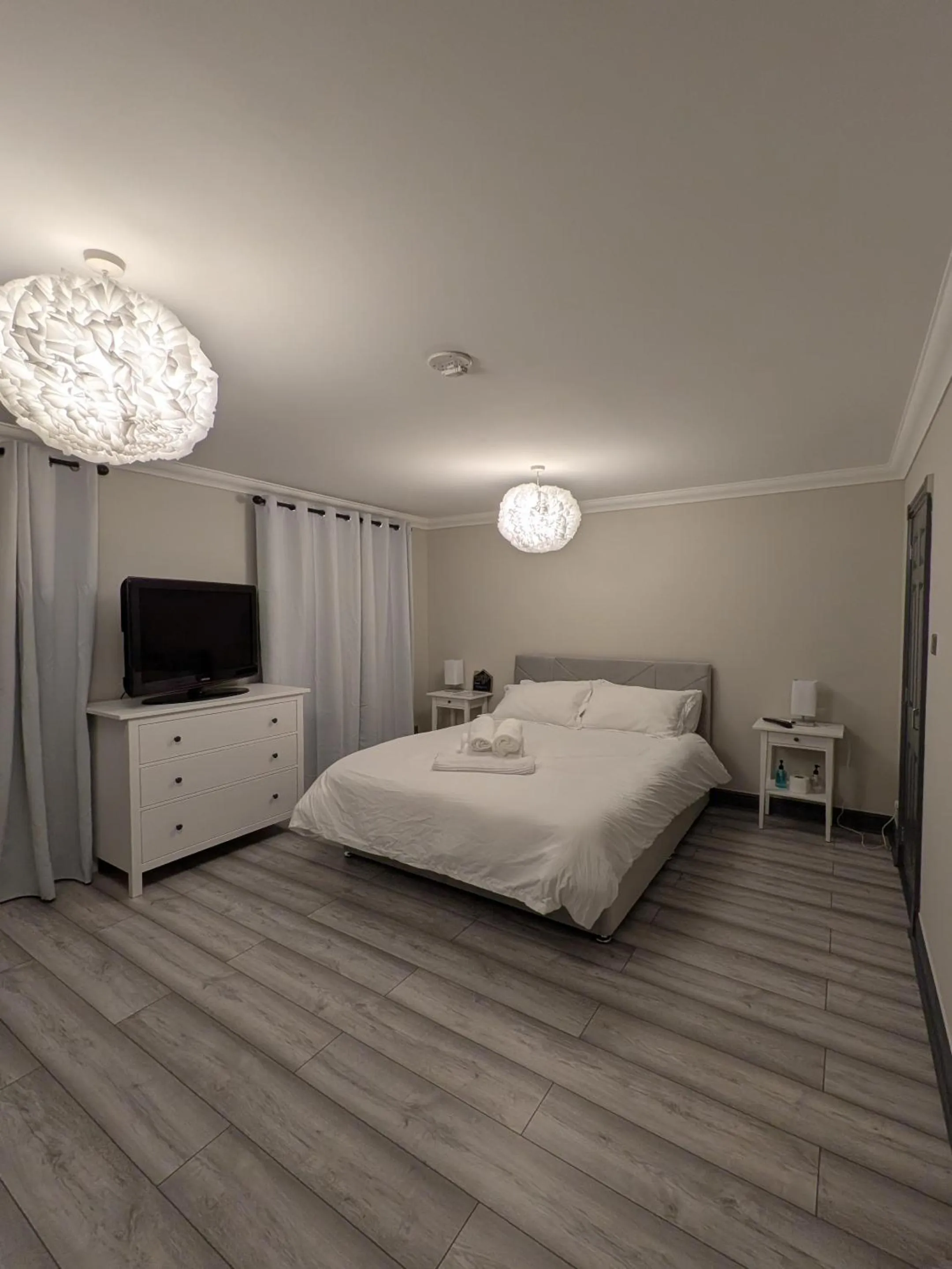 Bedroom, Bed in Woodgrove Holiday Homes