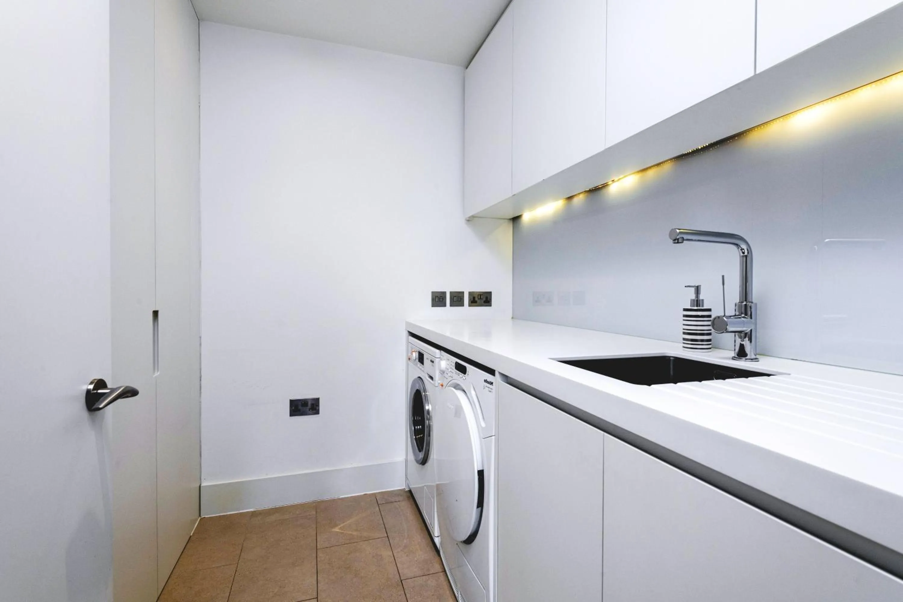 washing machine in Accomodo London Waterloo - Luxury & Spacious Triplex Penthouse on Southbank