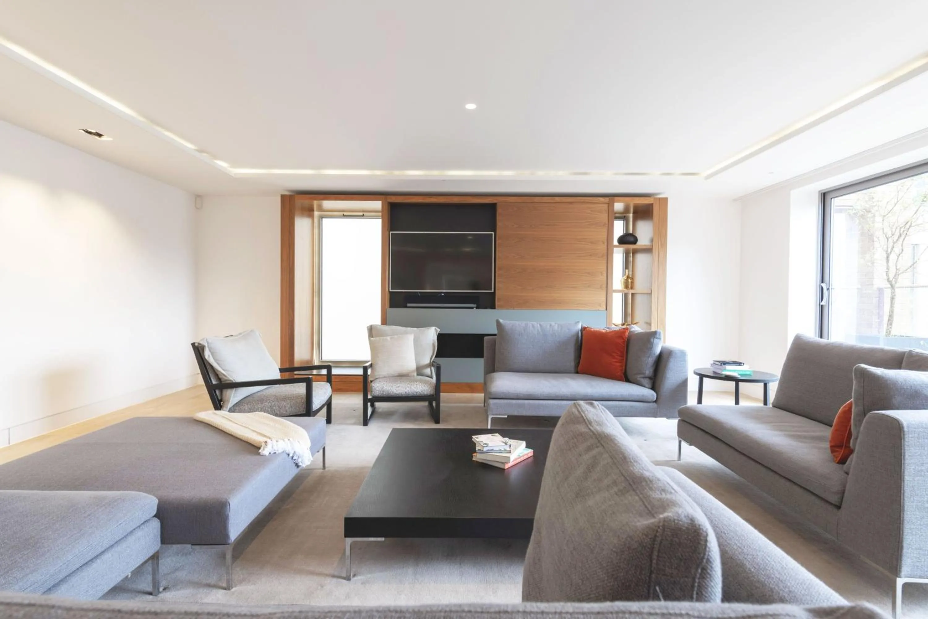TV and multimedia in Accomodo London Waterloo - Luxury & Spacious Triplex Penthouse on Southbank