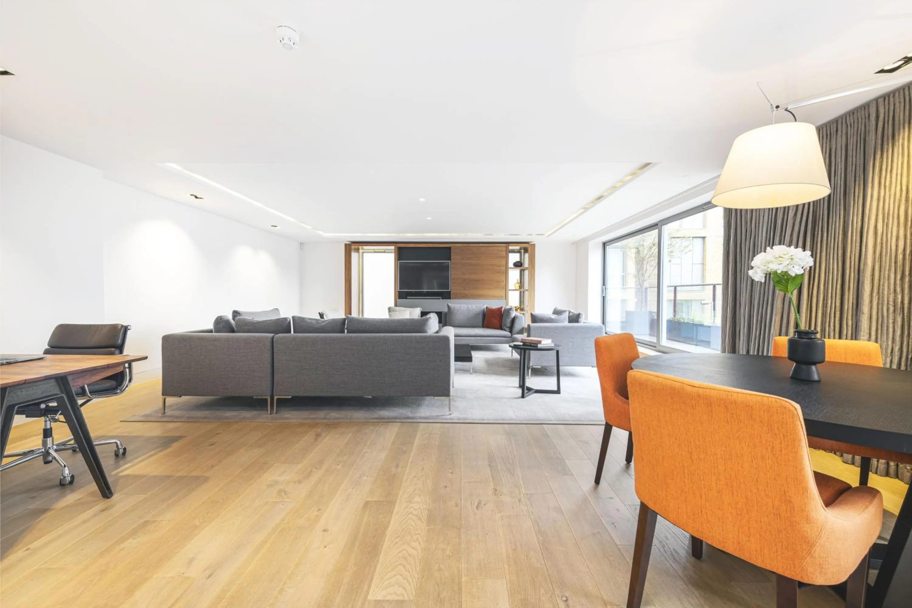 TV and multimedia in Accomodo London Waterloo - Luxury & Spacious Triplex Penthouse on Southbank