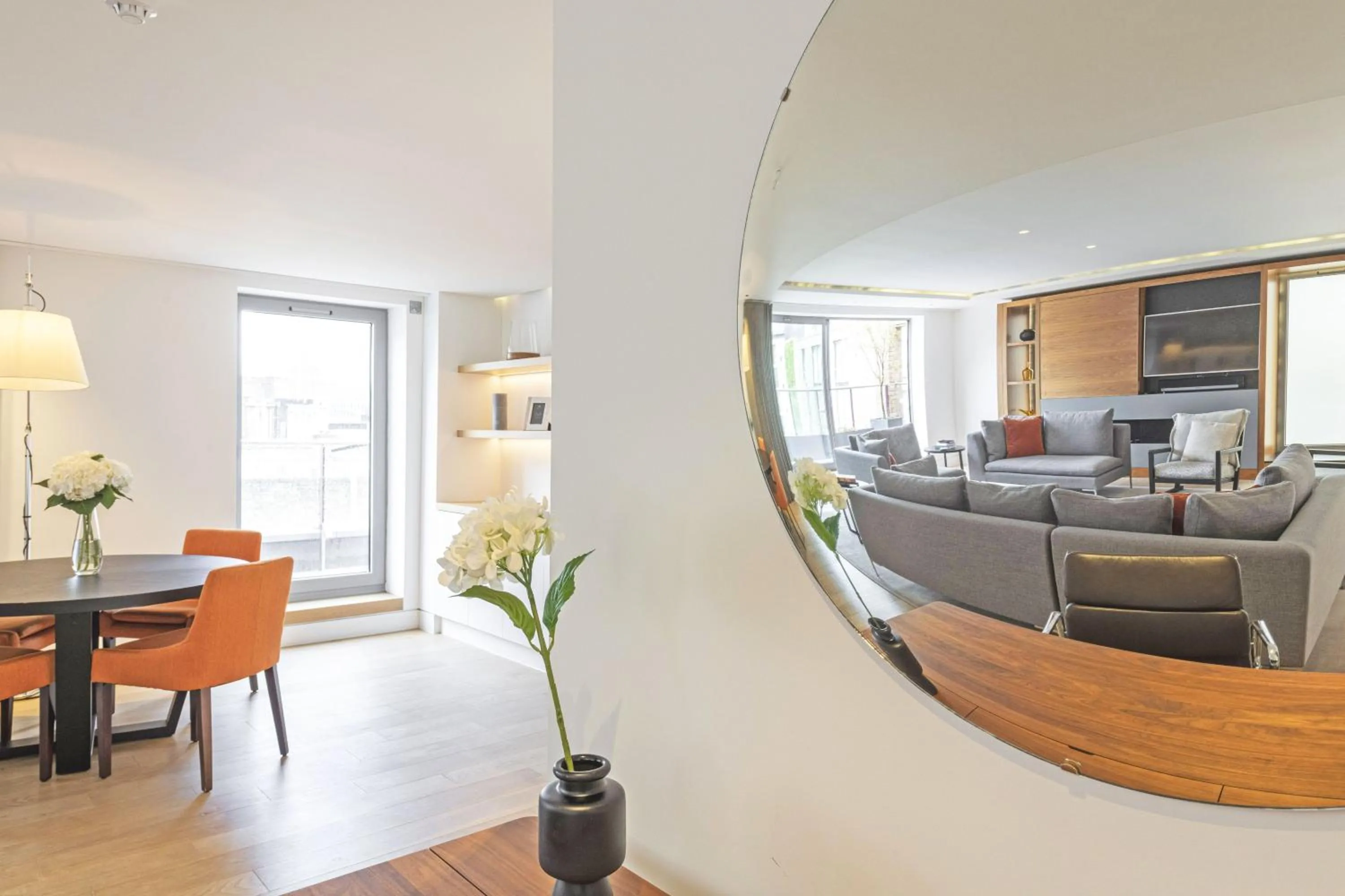 TV and multimedia in Accomodo London Waterloo - Luxury & Spacious Triplex Penthouse on Southbank