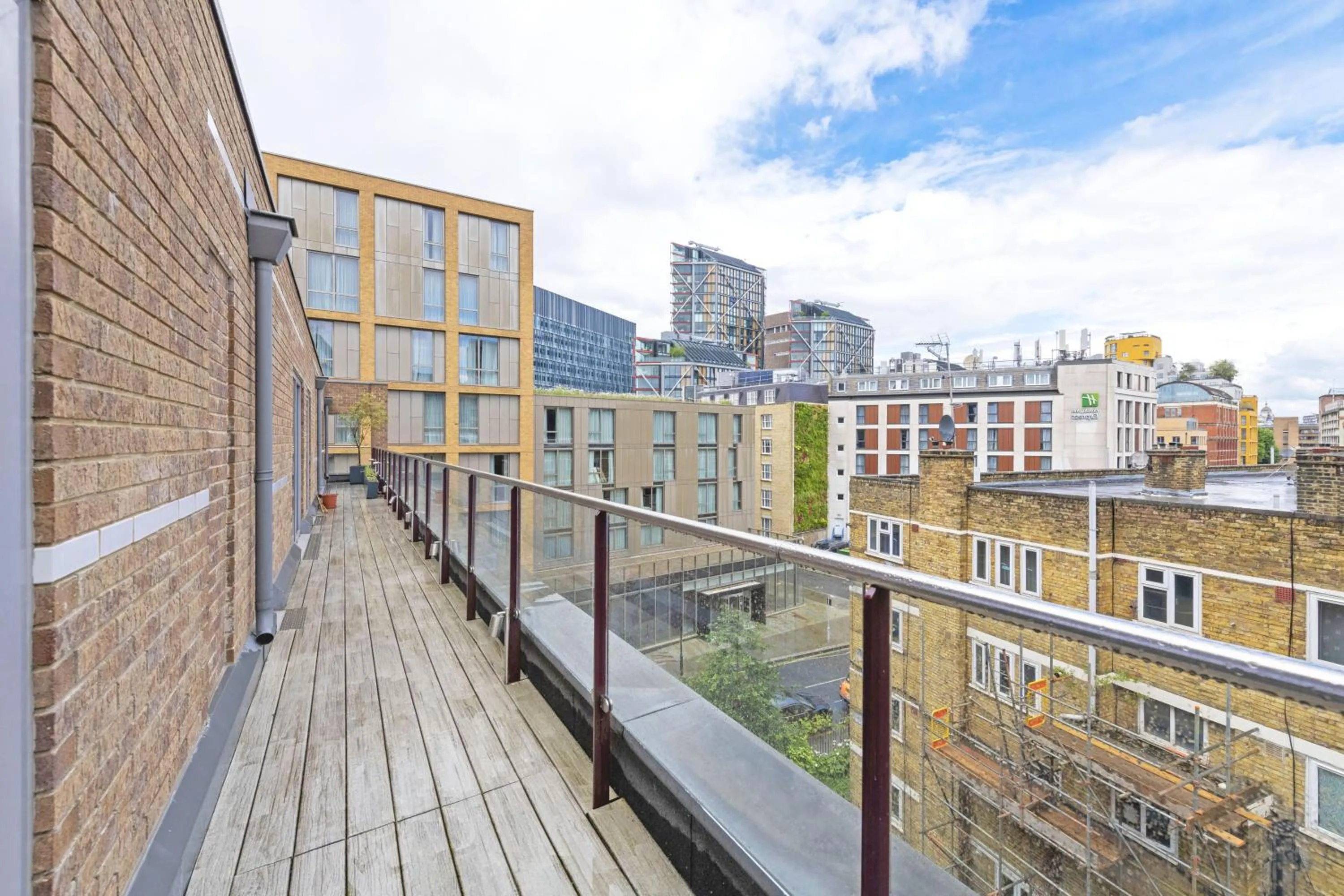 Property building in Accomodo London Waterloo - Luxury & Spacious Triplex Penthouse on Southbank