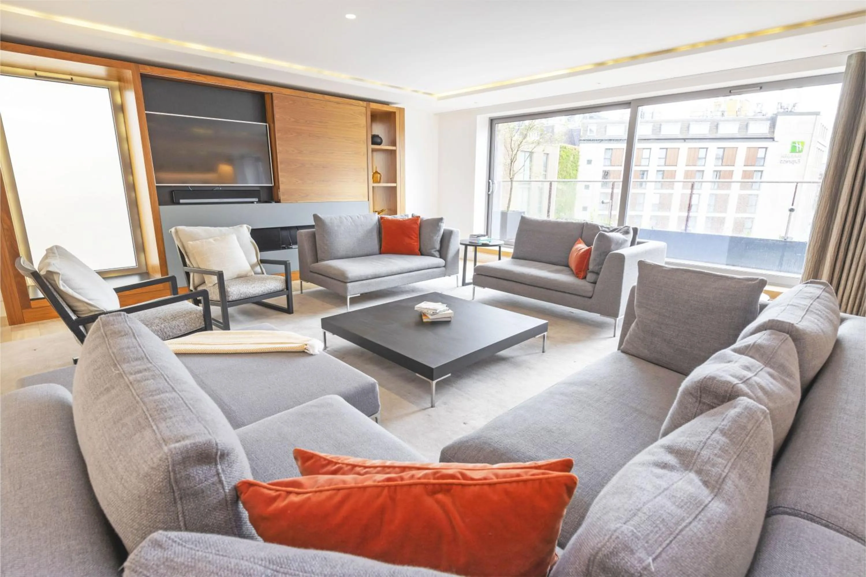 TV and multimedia in Accomodo London Waterloo - Luxury & Spacious Triplex Penthouse on Southbank