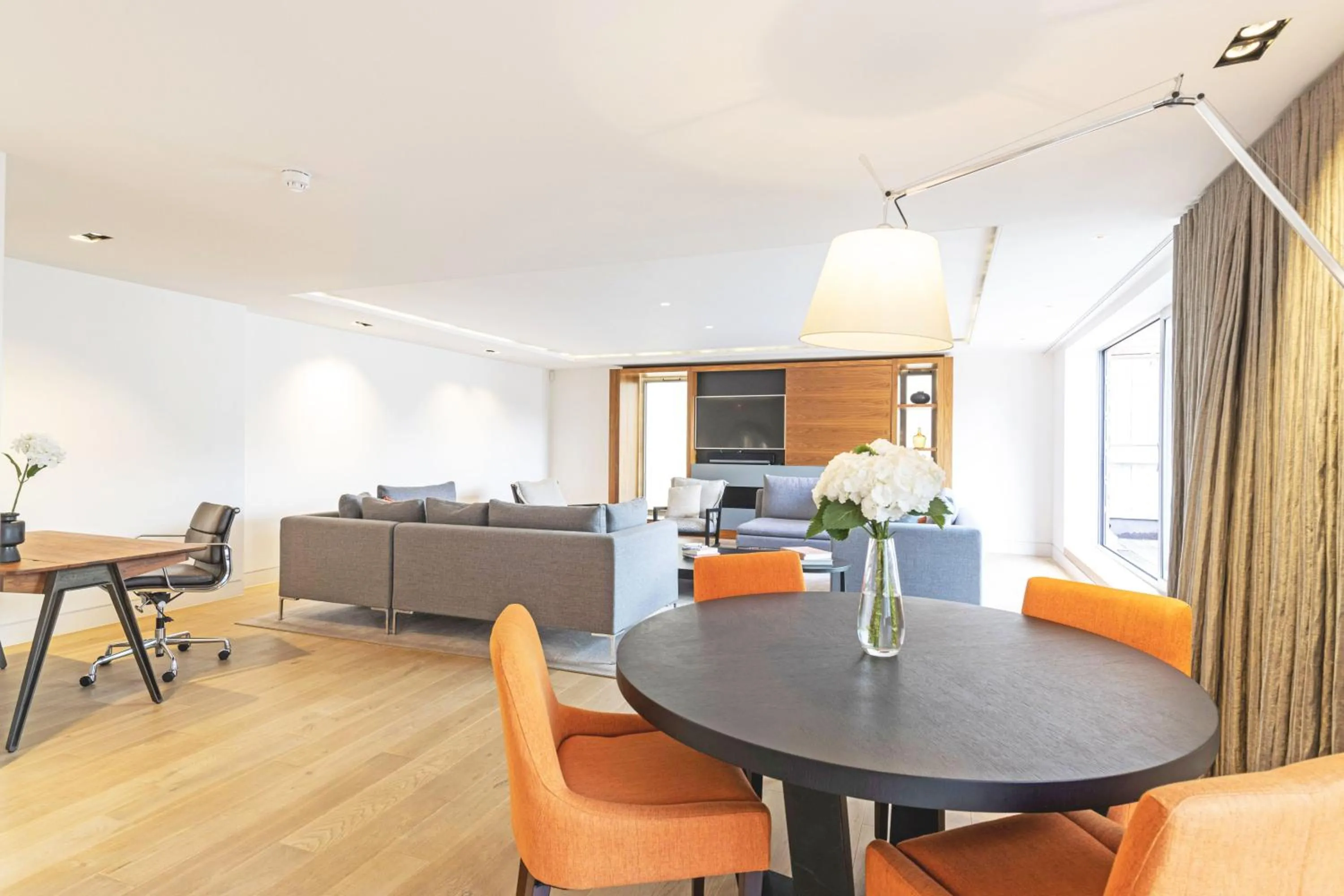 TV and multimedia in Accomodo London Waterloo - Luxury & Spacious Triplex Penthouse on Southbank