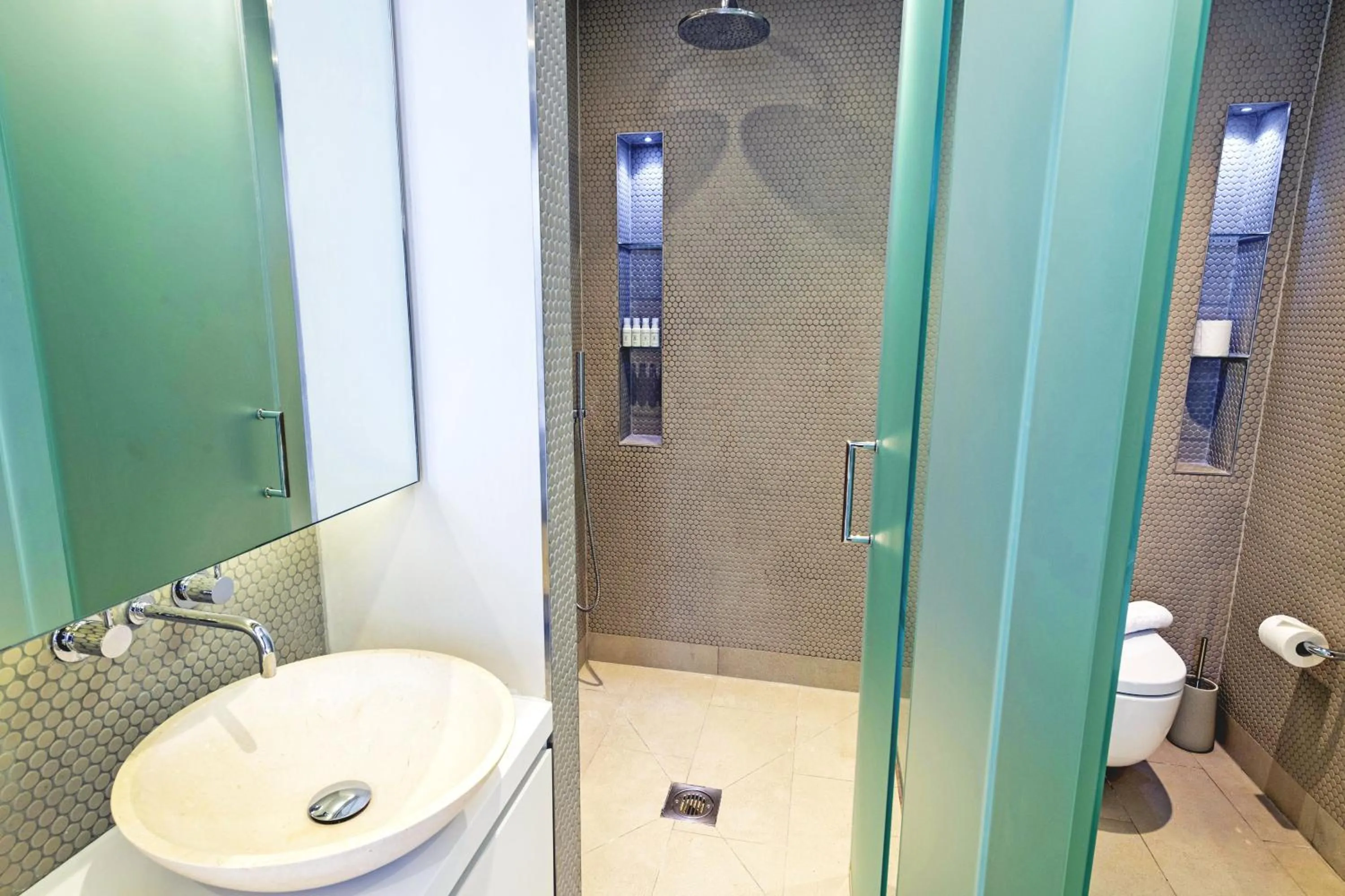 Shower in Accomodo London Waterloo - Luxury & Spacious Triplex Penthouse on Southbank