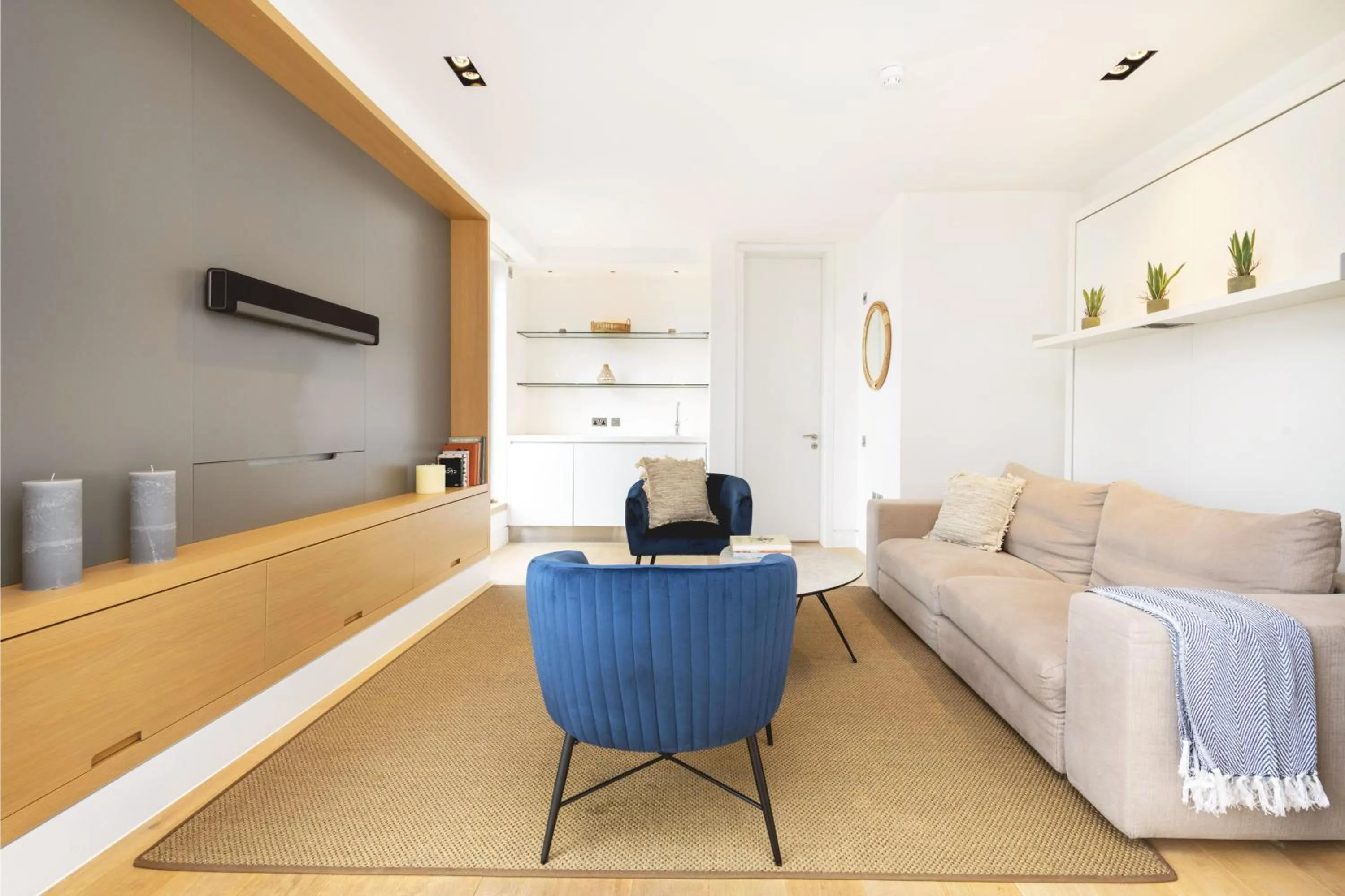 TV and multimedia in Accomodo London Waterloo - Luxury & Spacious Triplex Penthouse on Southbank