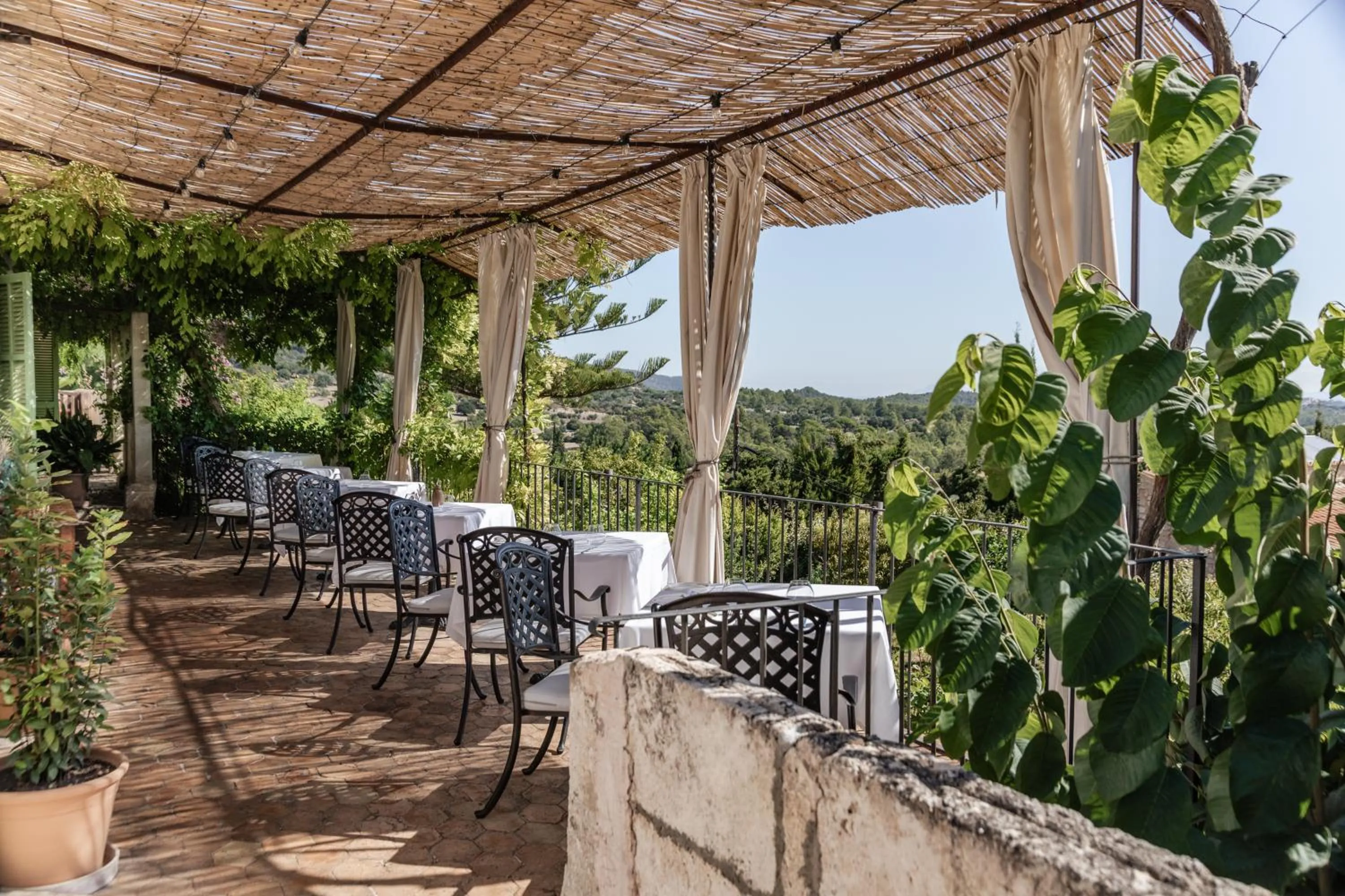 Restaurant/places to eat in Ca'n Beneït