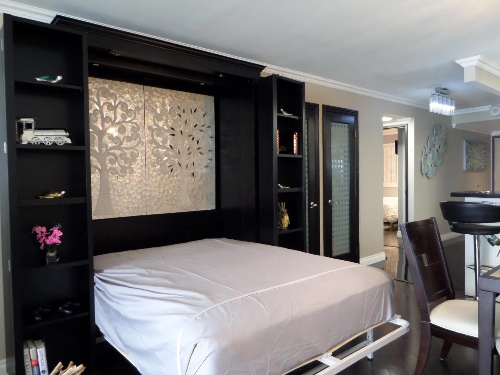 Bed in Waikiki Beach Tower