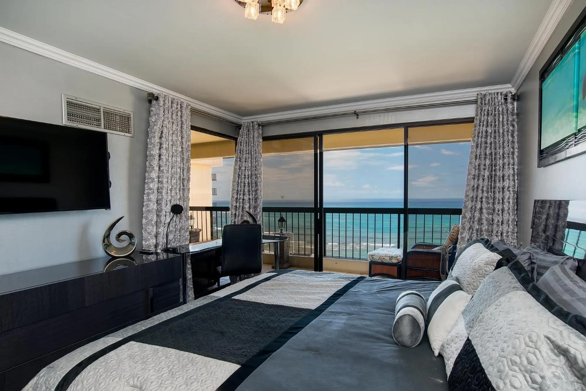 Bed in Waikiki Beach Tower