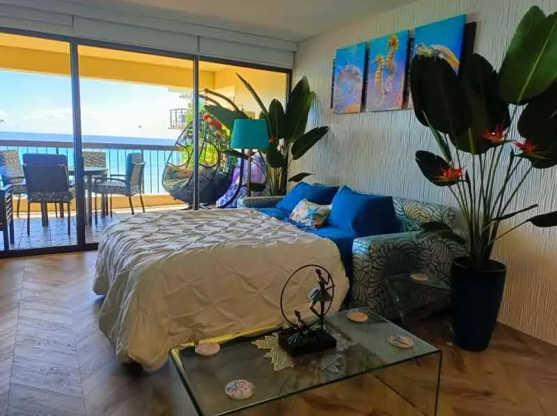 Bed in Waikiki Beach Tower