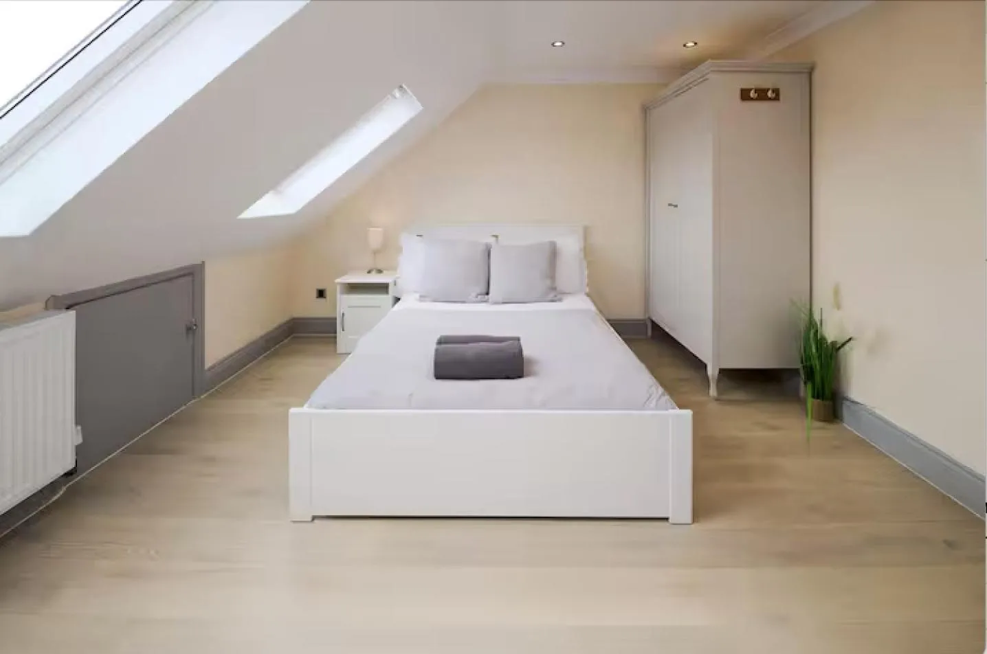 Bed in Stylish 4 Bed 2 Bath NW London