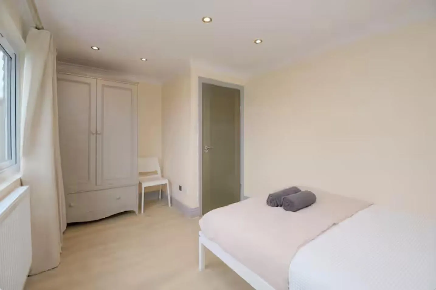 Bed in Stylish 4 Bed 2 Bath NW London