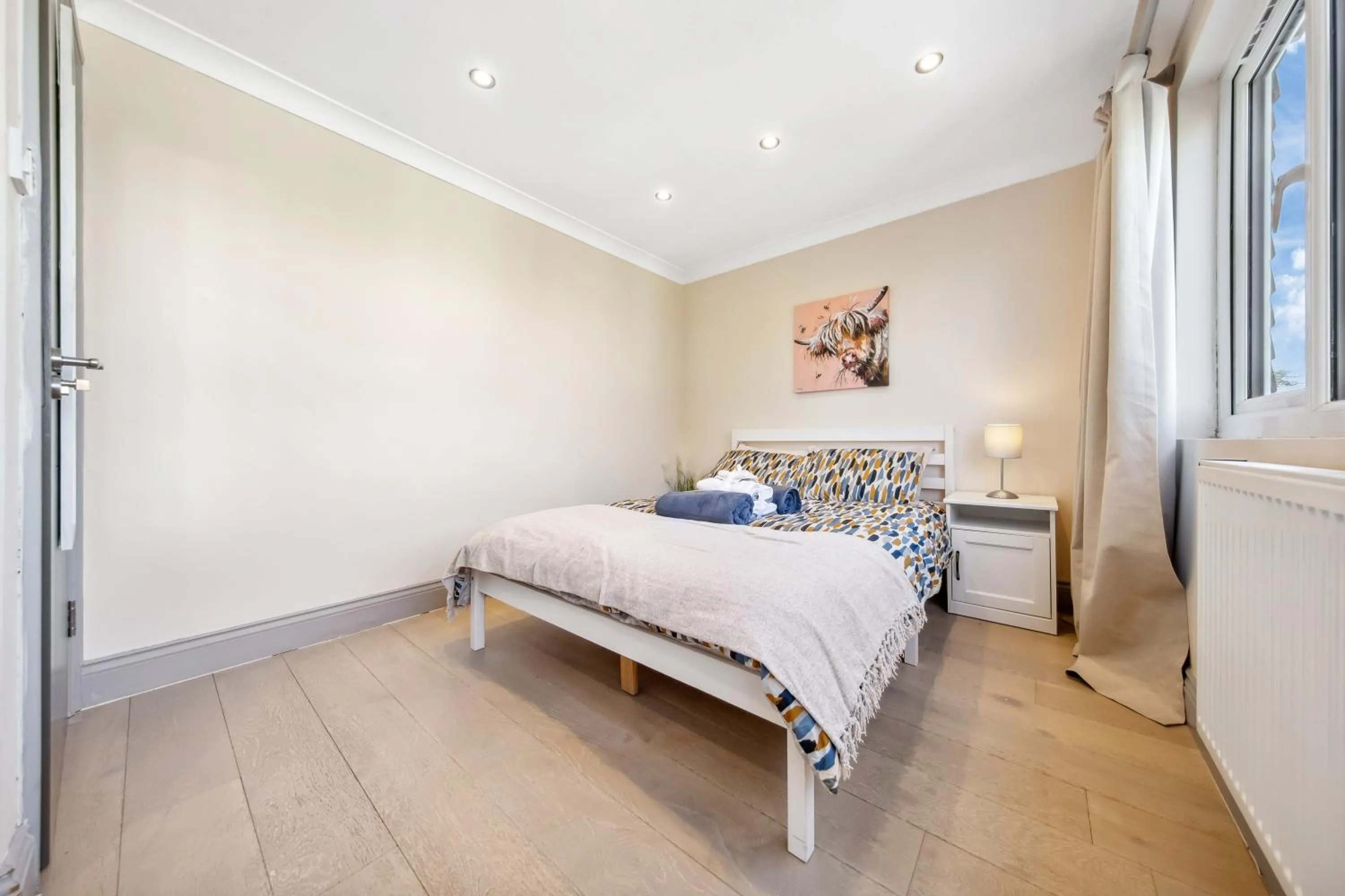 Bed in Stylish 4 Bed 2 Bath NW London