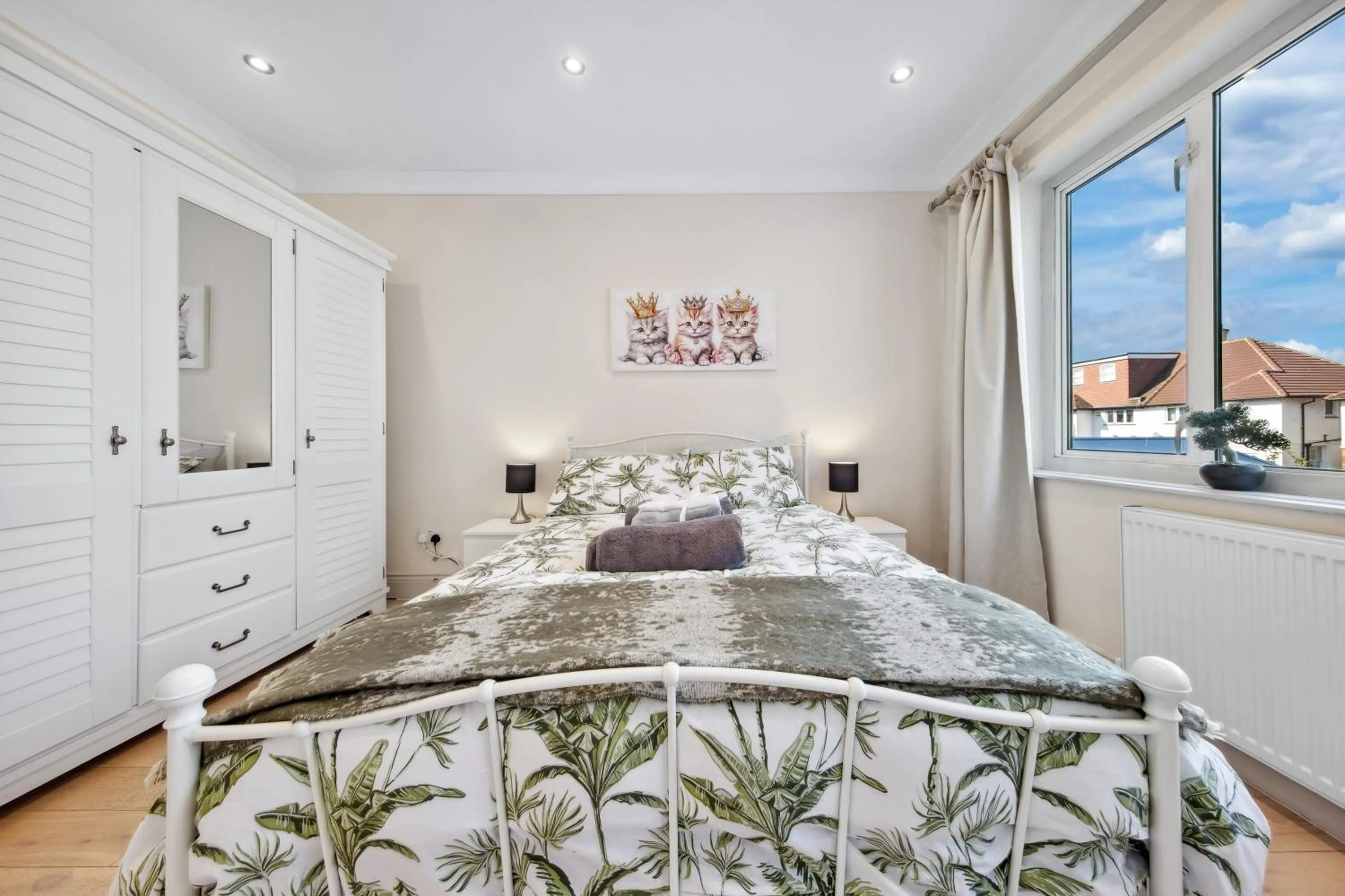 Bed in Stylish 4 Bed 2 Bath NW London
