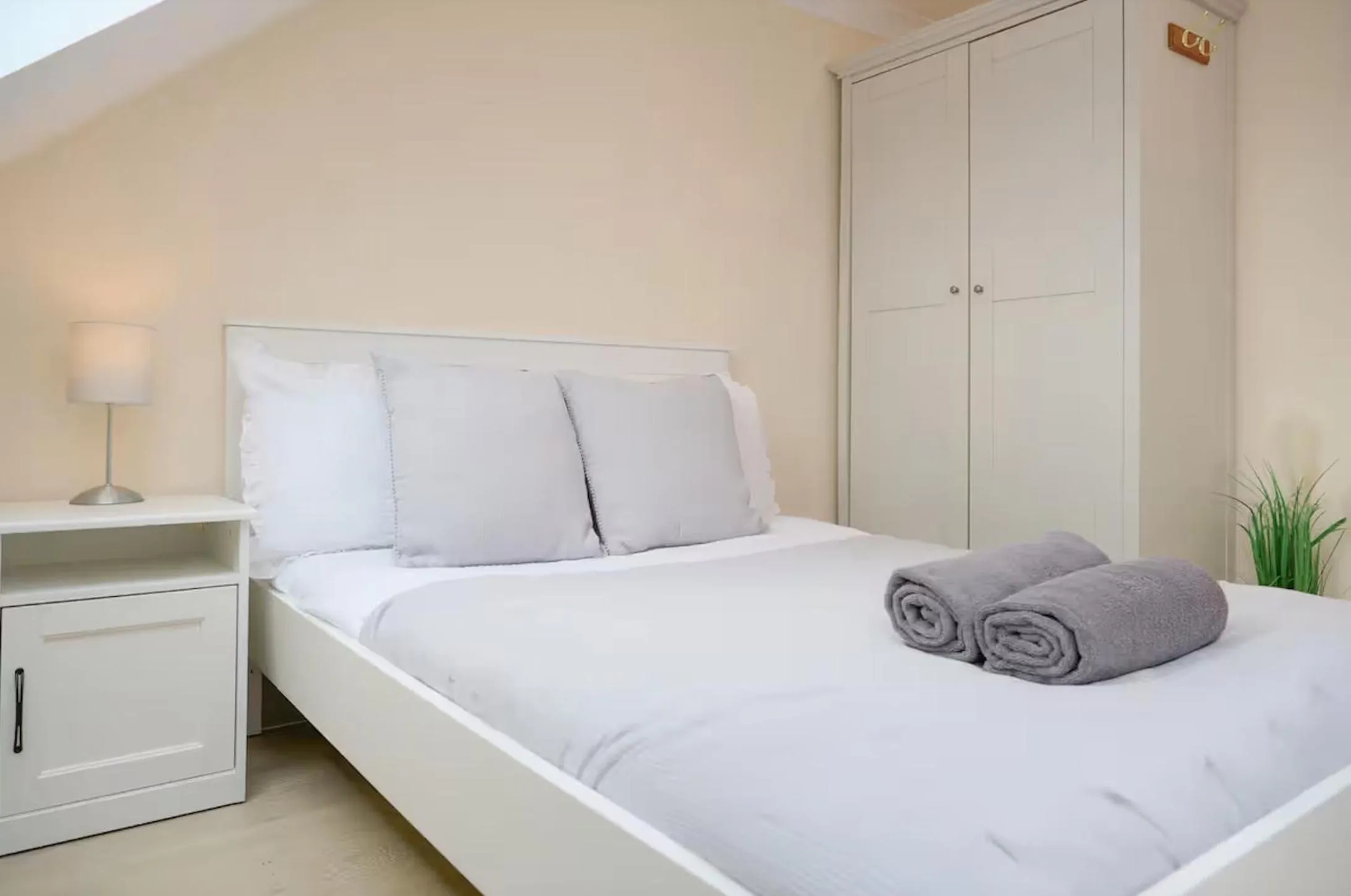 Bed in Stylish 4 Bed 2 Bath NW London