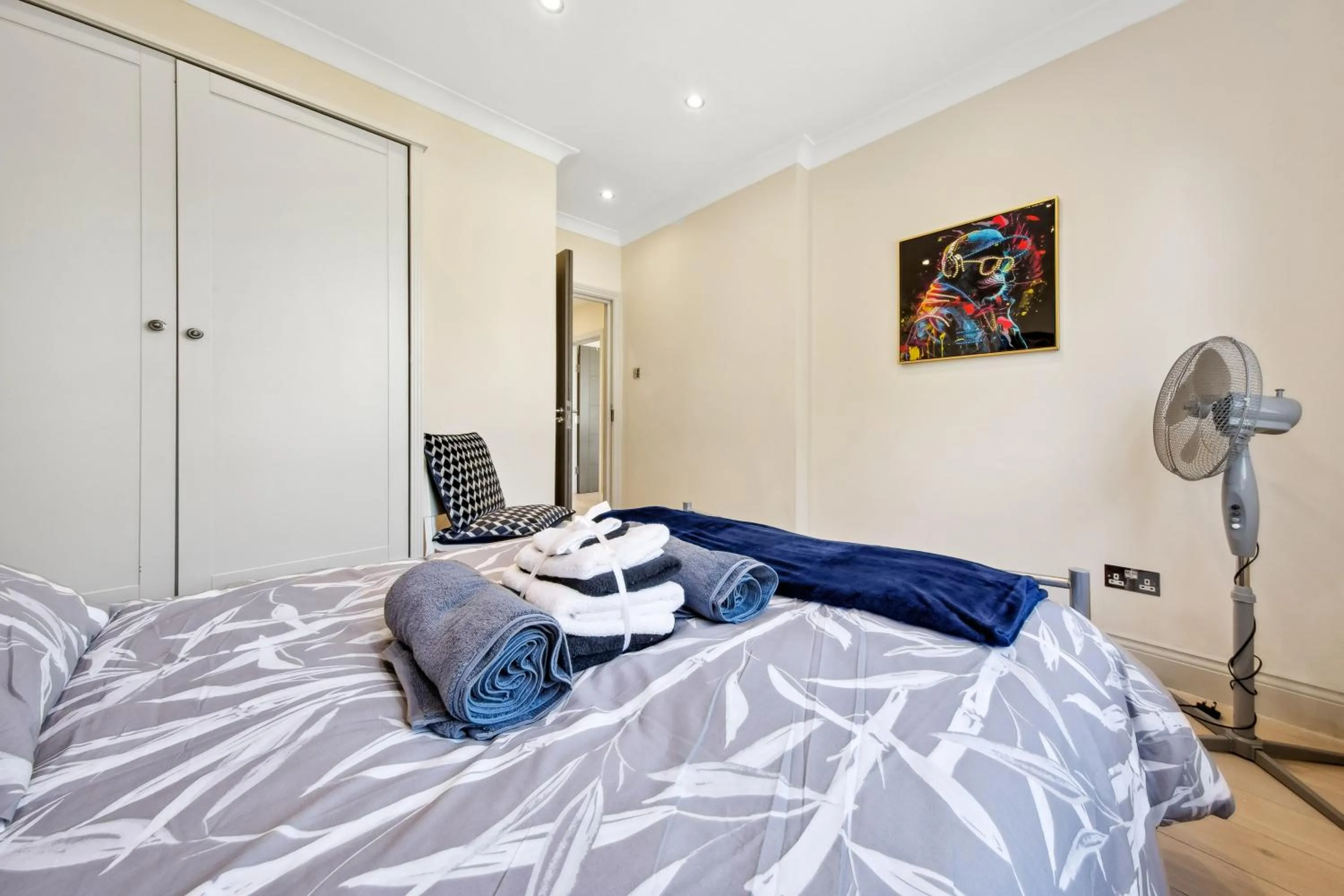 Bed in Stylish 4 Bed 2 Bath NW London