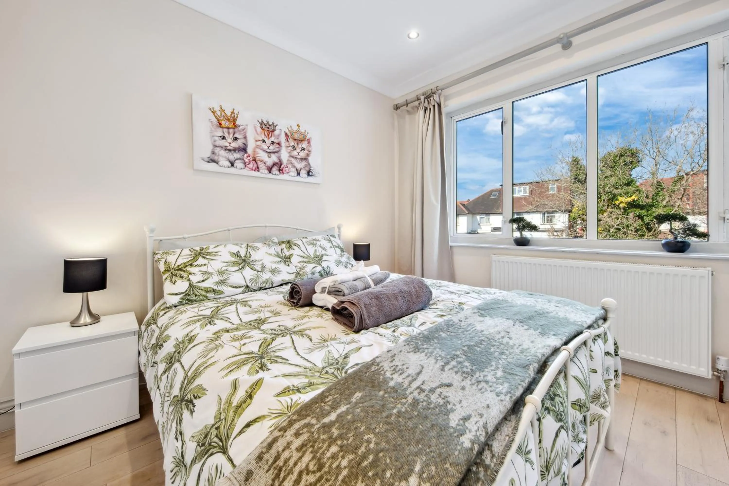 Bed in Stylish 4 Bed 2 Bath NW London