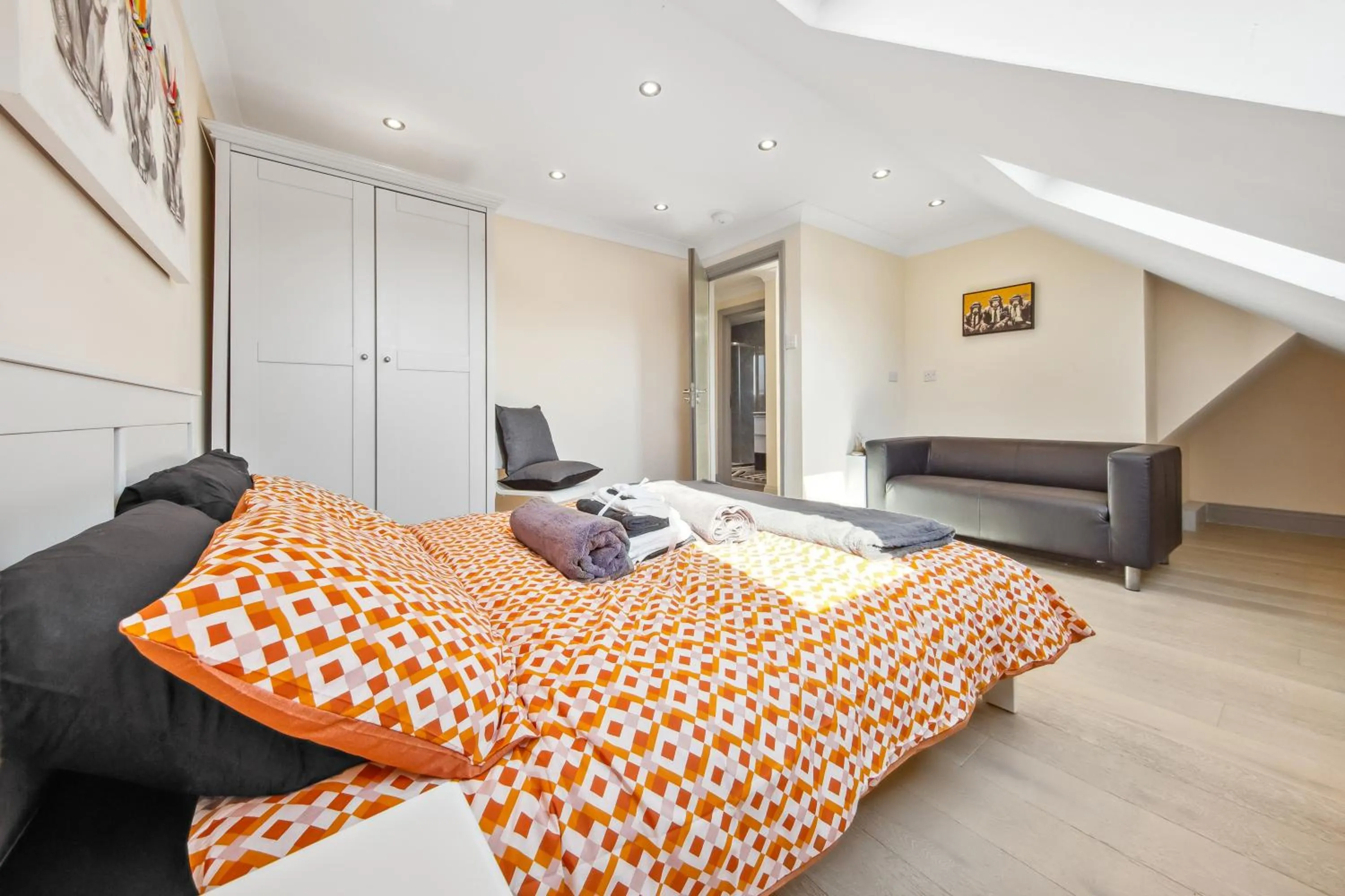 Bed in Stylish 4 Bed 2 Bath NW London