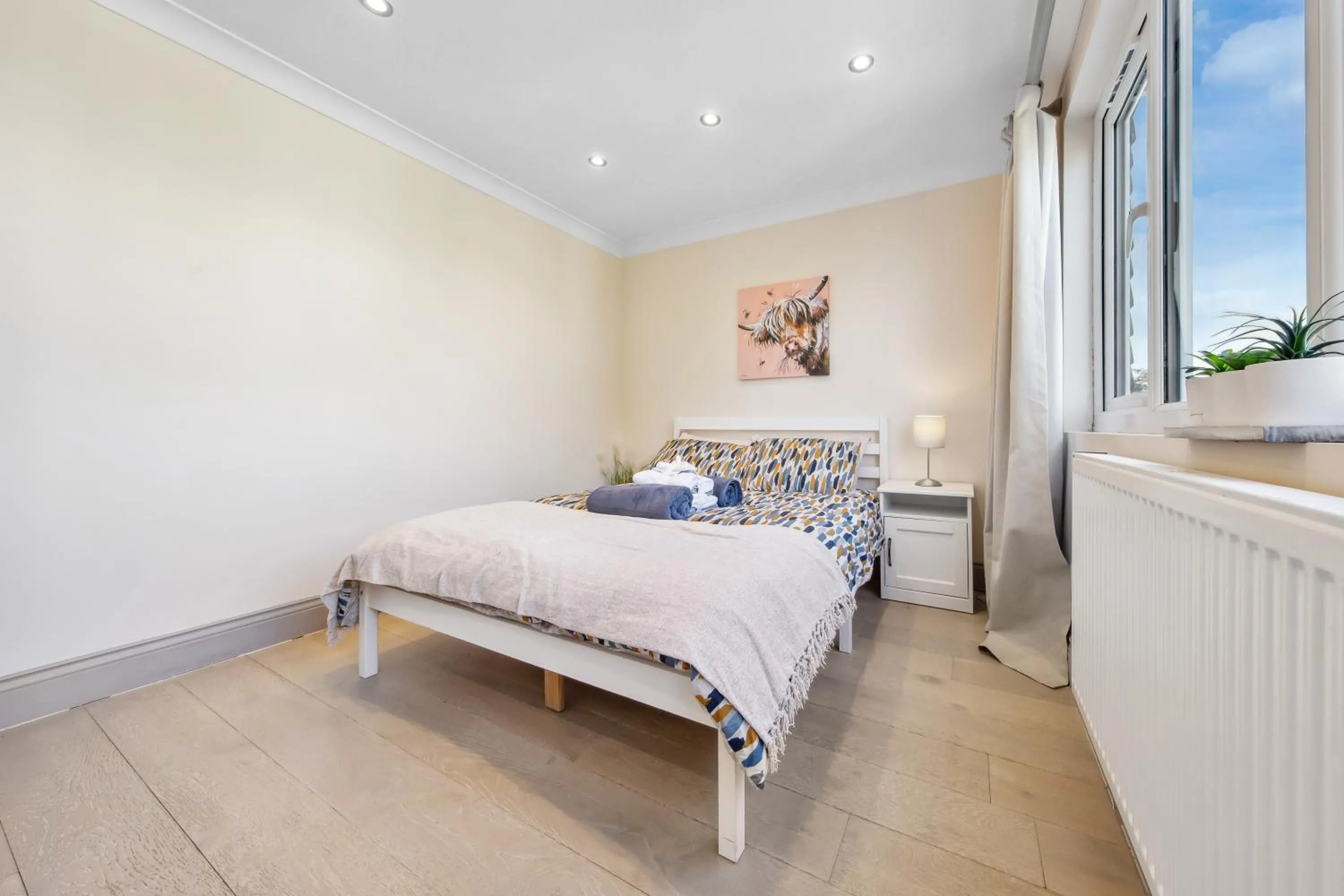 Bed in Stylish 4 Bed 2 Bath NW London