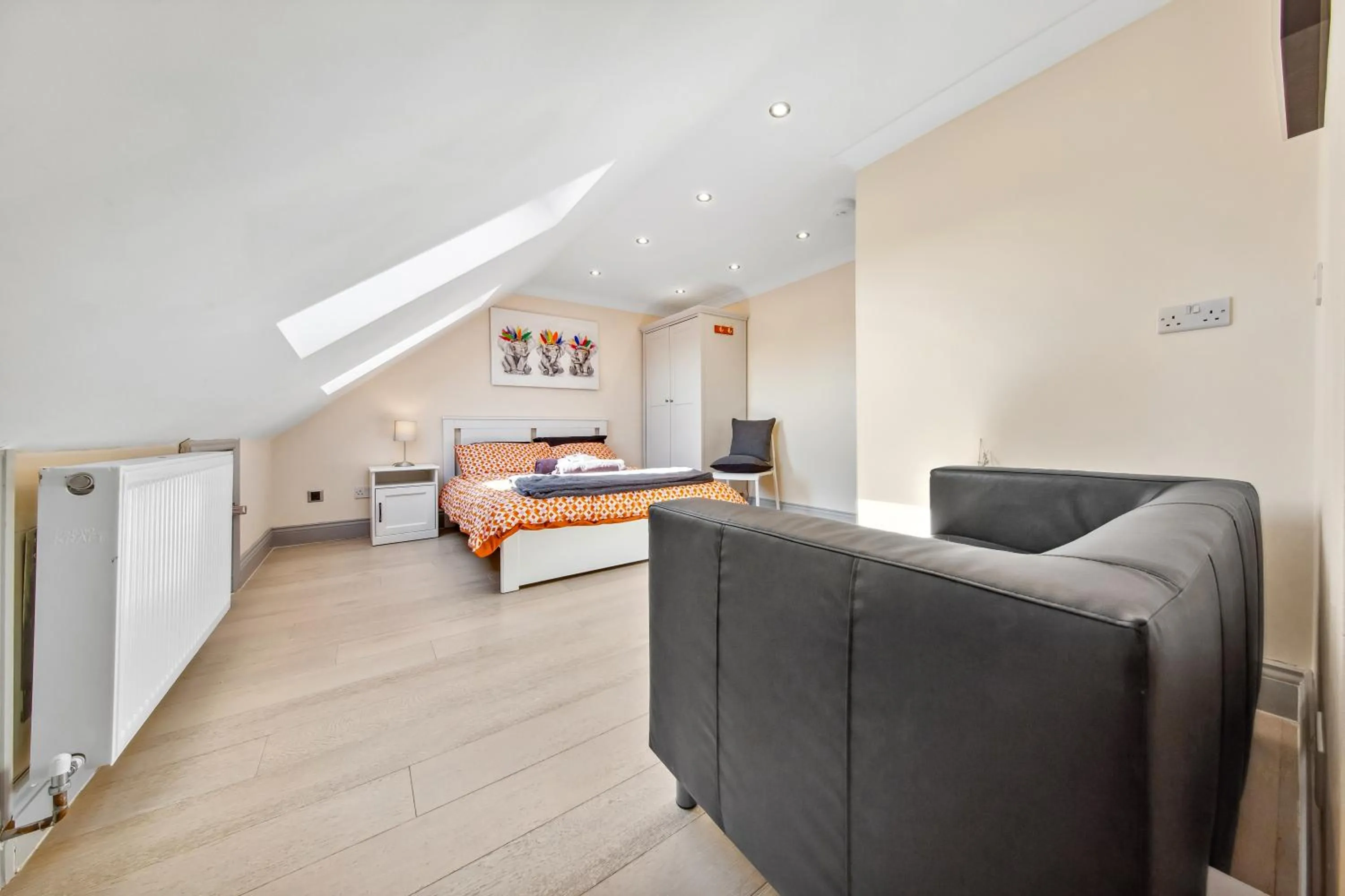 Bed in Stylish 4 Bed 2 Bath NW London