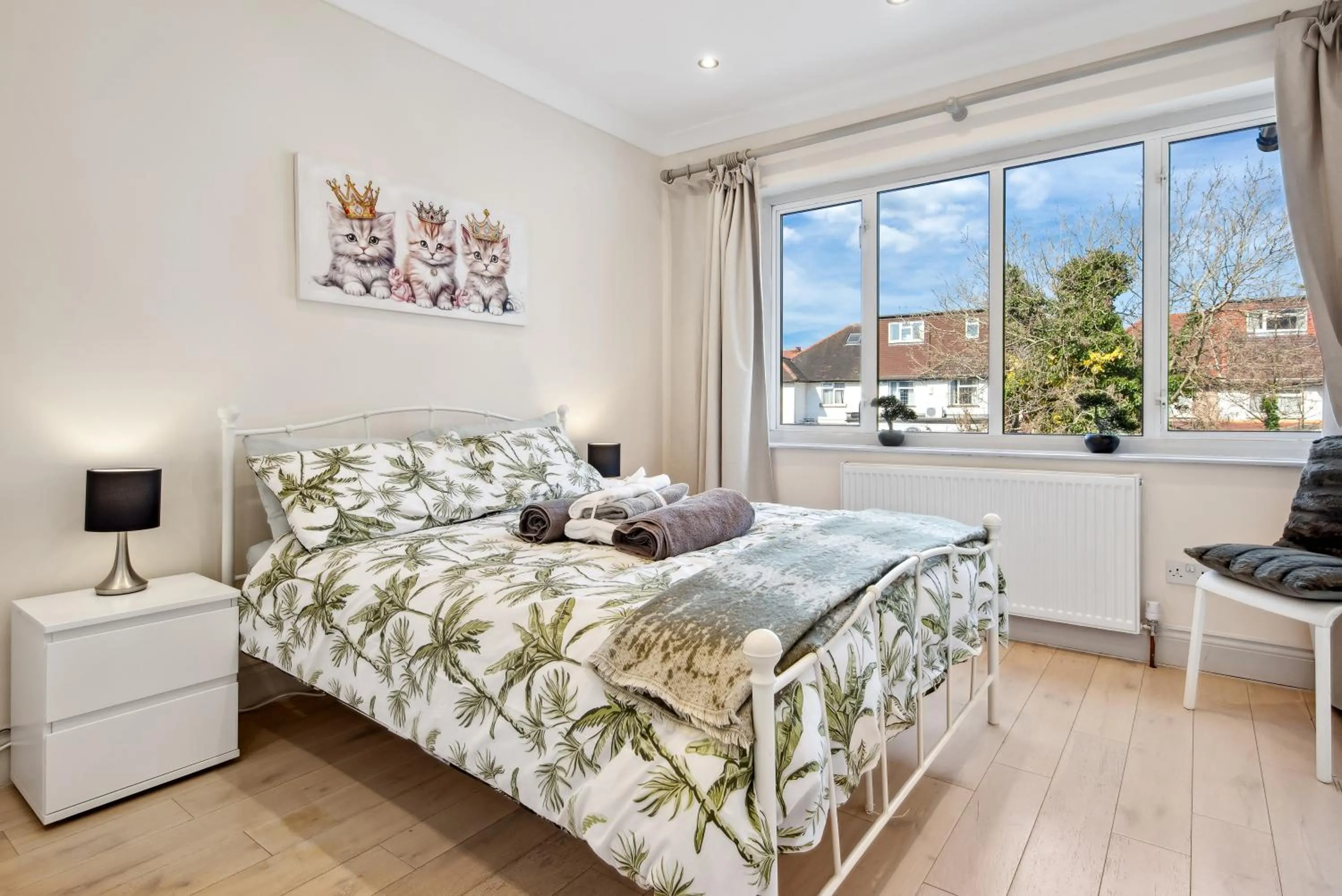 Bed in Stylish 4 Bed 2 Bath NW London