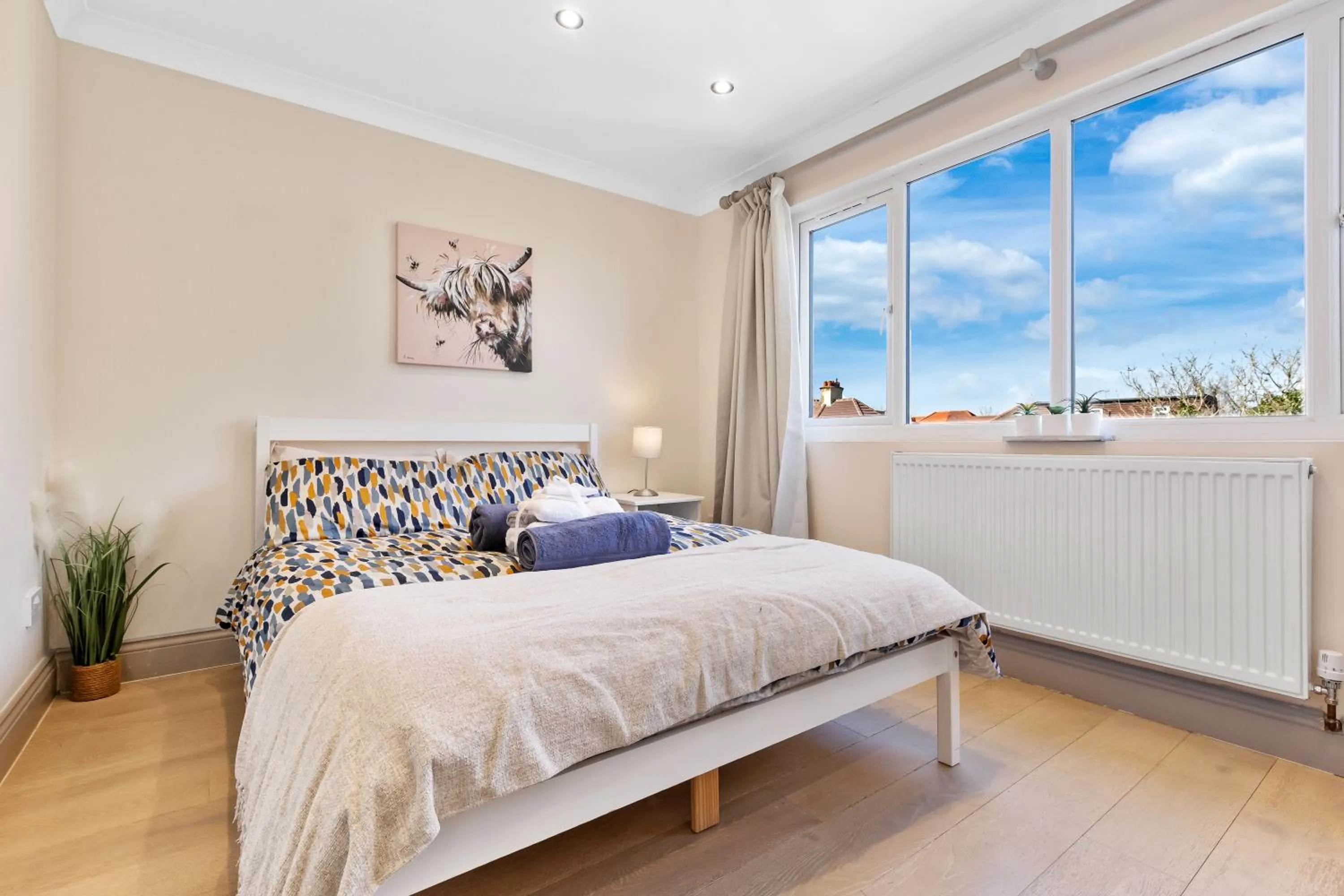 Bed in Stylish 4 Bed 2 Bath NW London