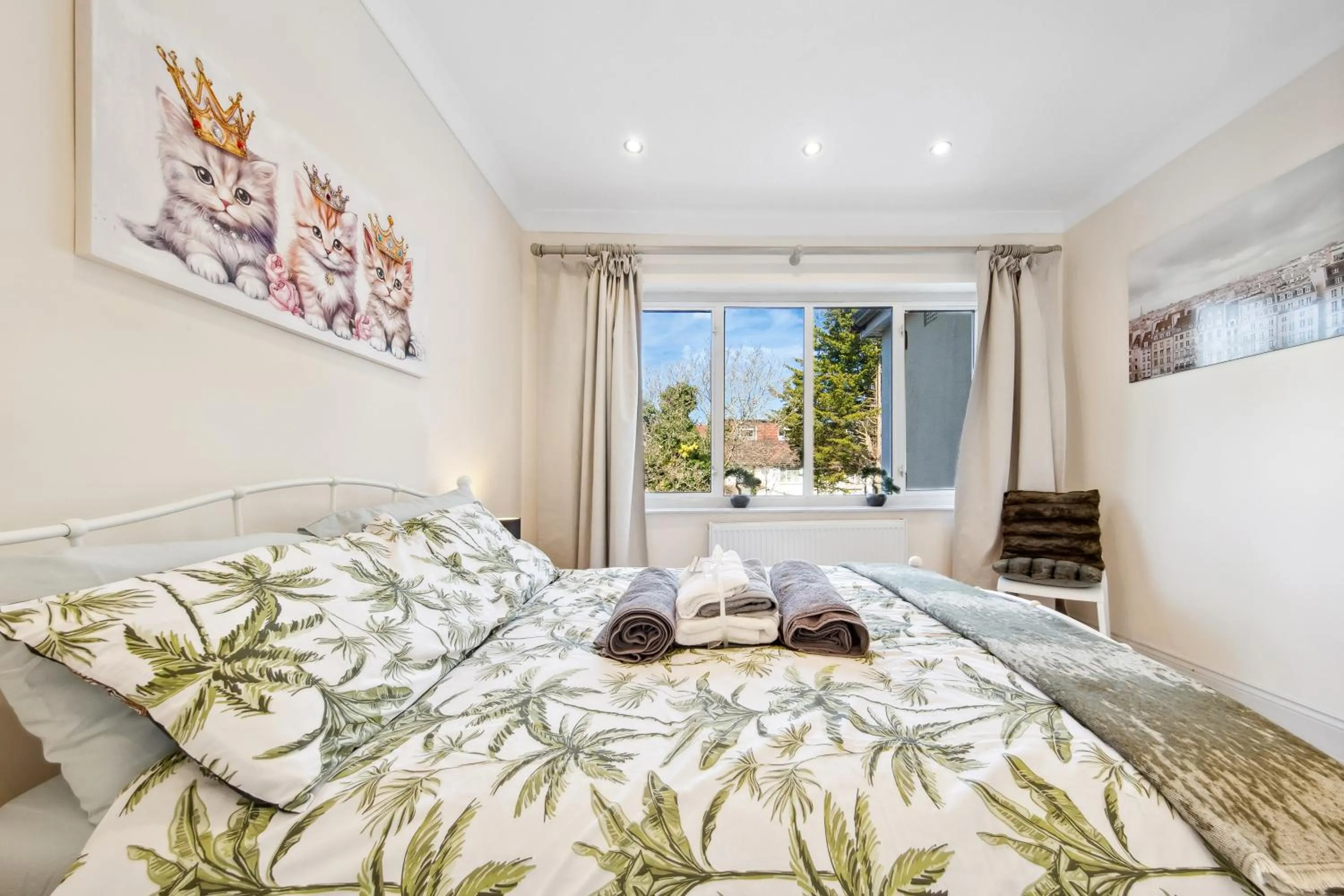 Bed in Stylish 4 Bed 2 Bath NW London