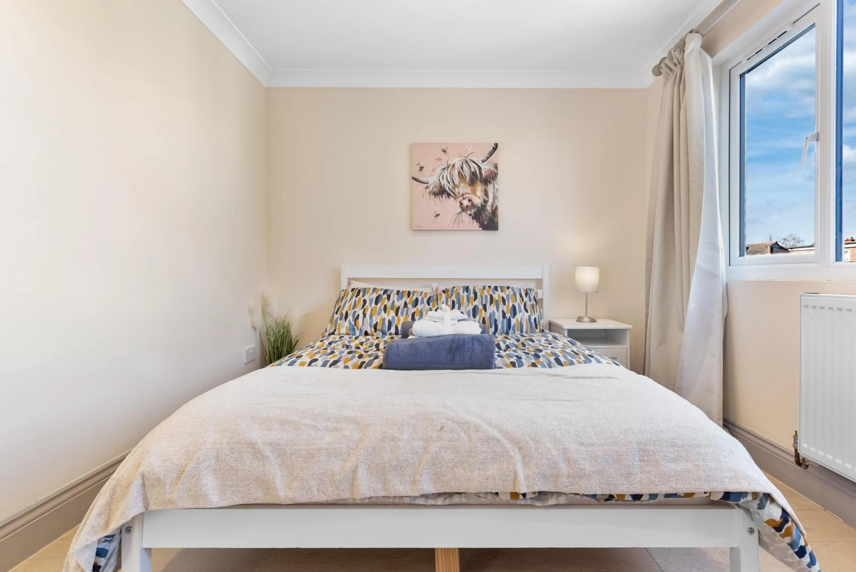 Bed in Stylish 4 Bed 2 Bath NW London