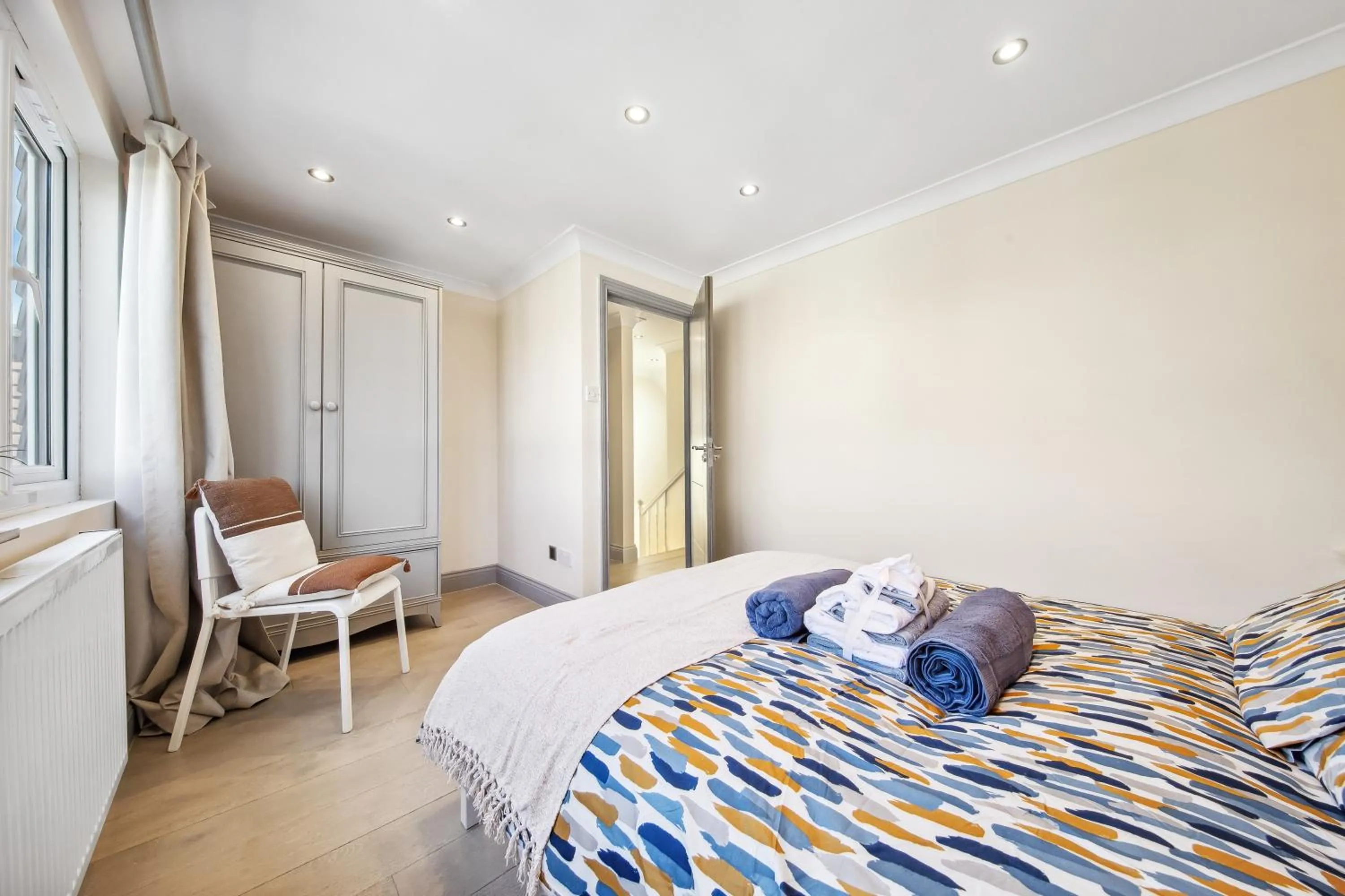 Bed in Stylish 4 Bed 2 Bath NW London
