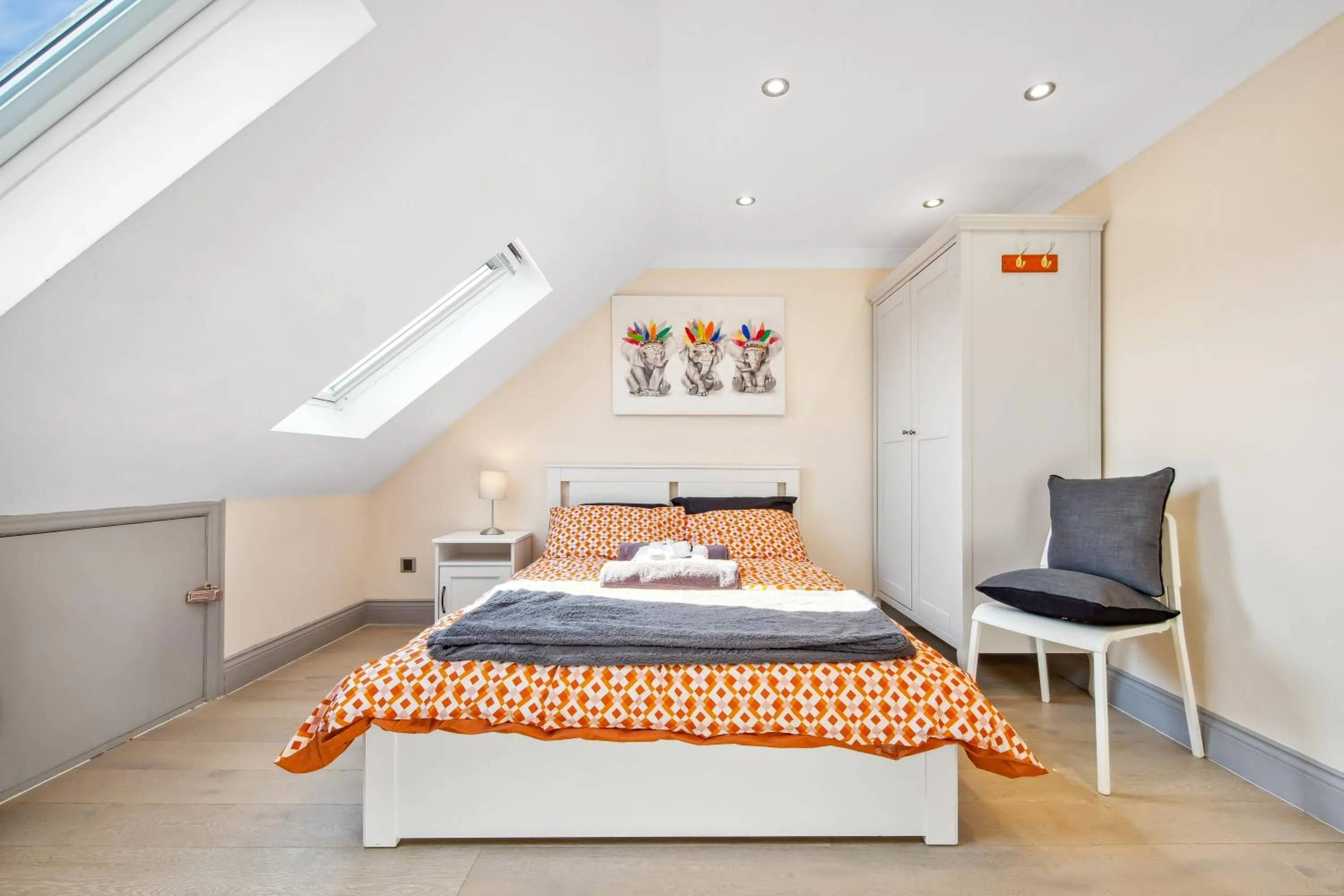 Bed in Stylish 4 Bed 2 Bath NW London