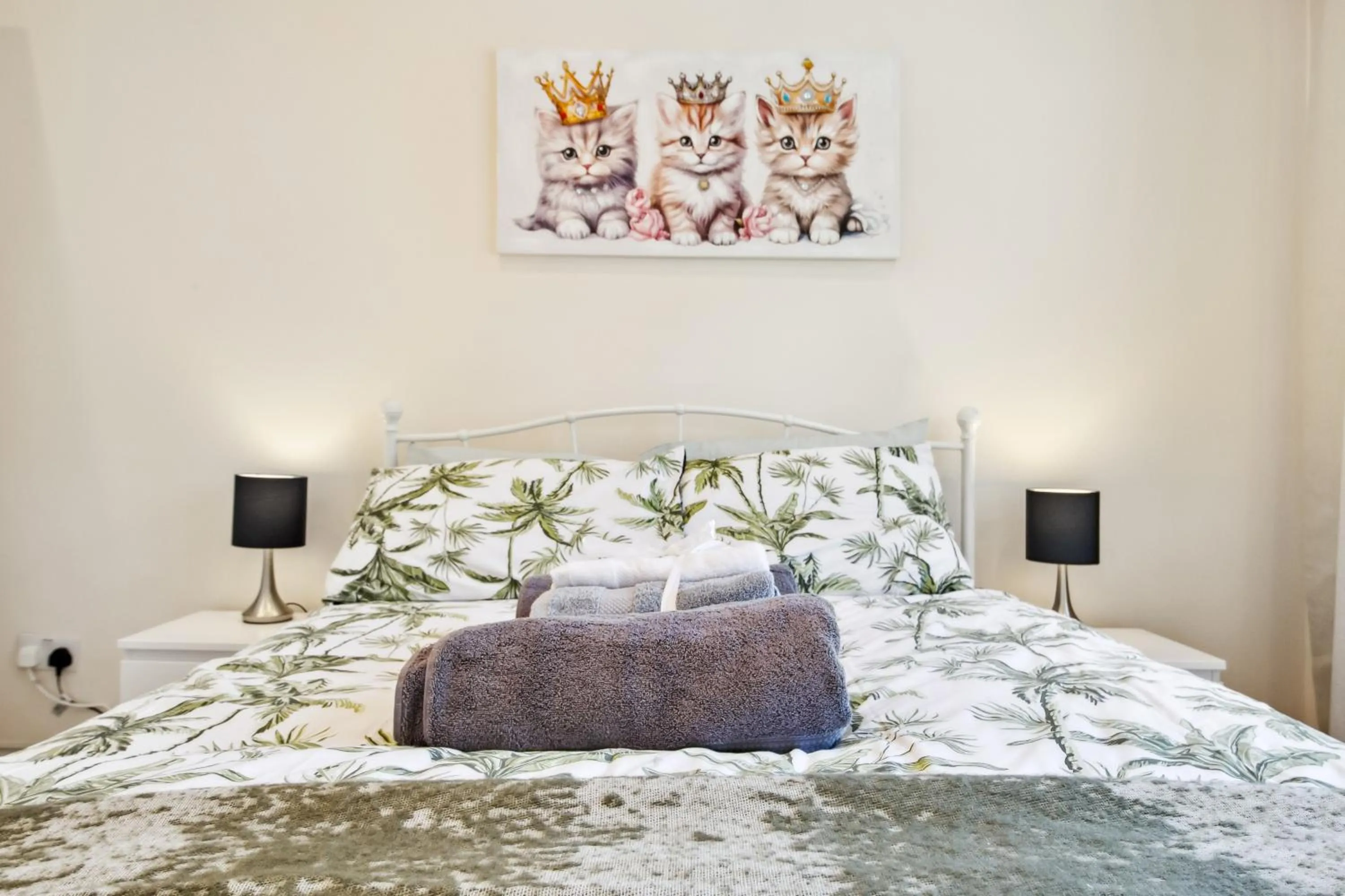 Bed in Stylish 4 Bed 2 Bath NW London