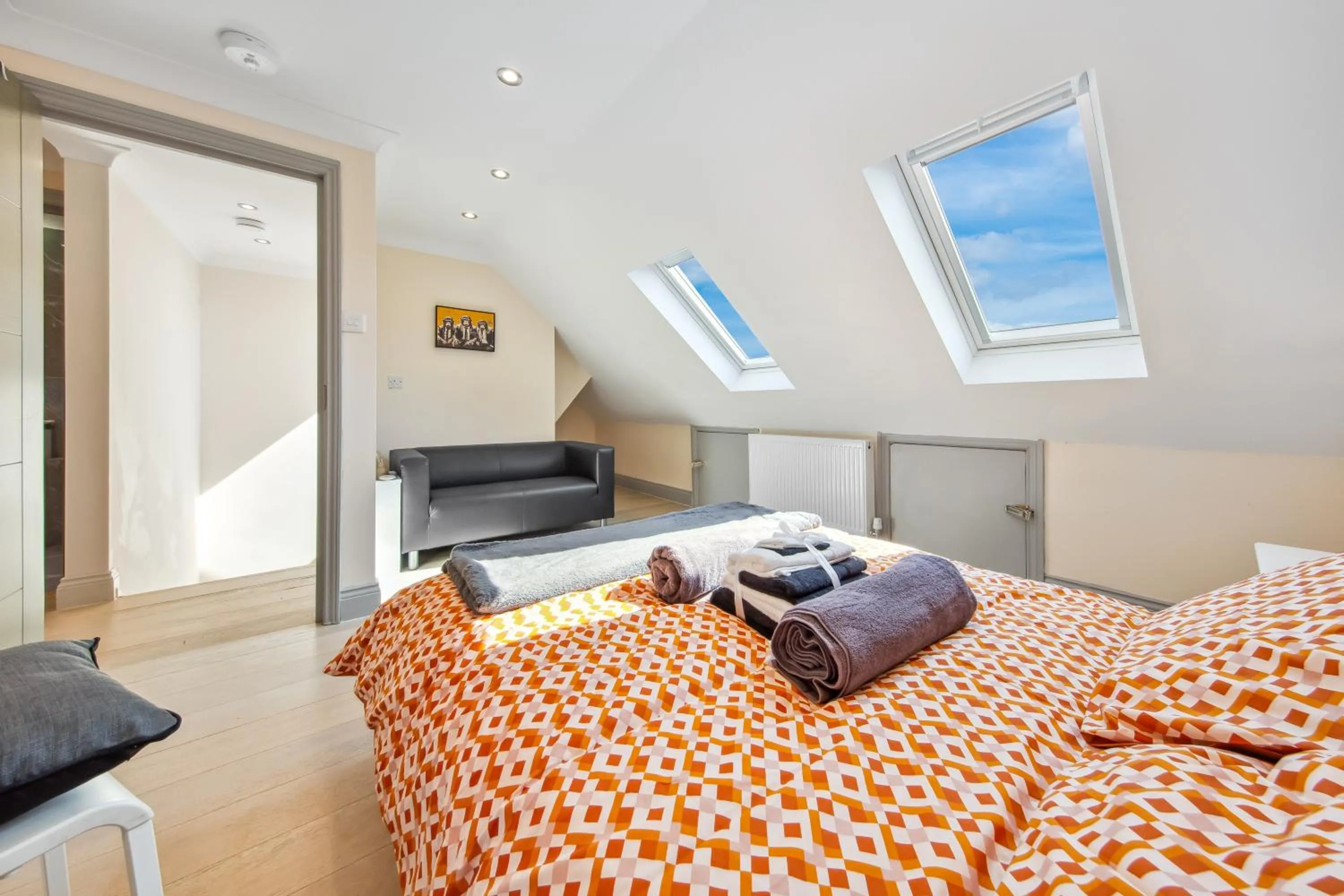 Bed in Stylish 4 Bed 2 Bath NW London