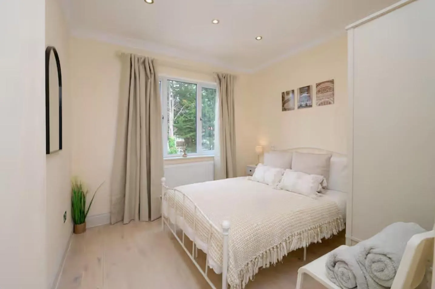 Bed in Stylish 4 Bed 2 Bath NW London