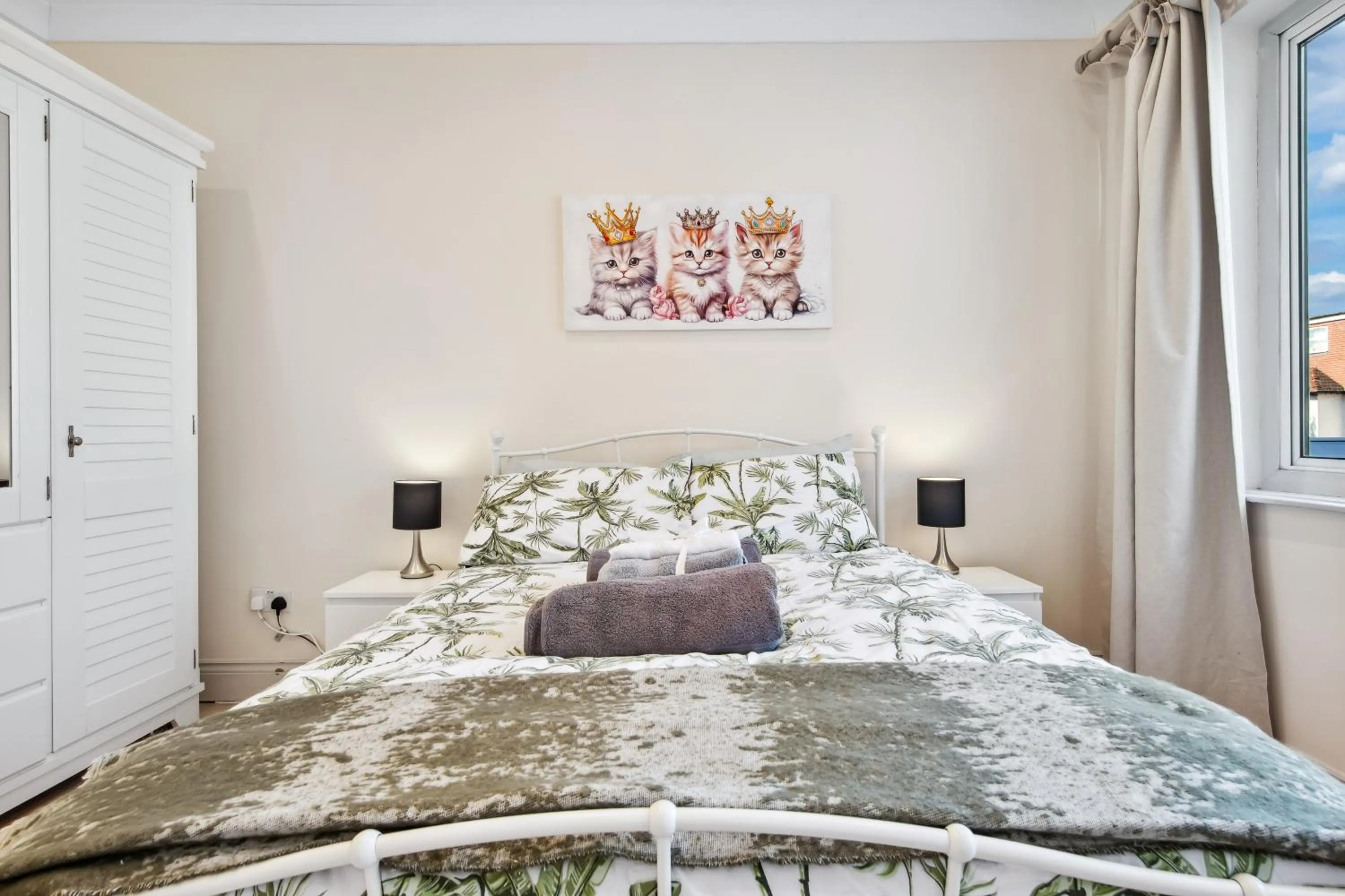 Bed in Stylish 4 Bed 2 Bath NW London