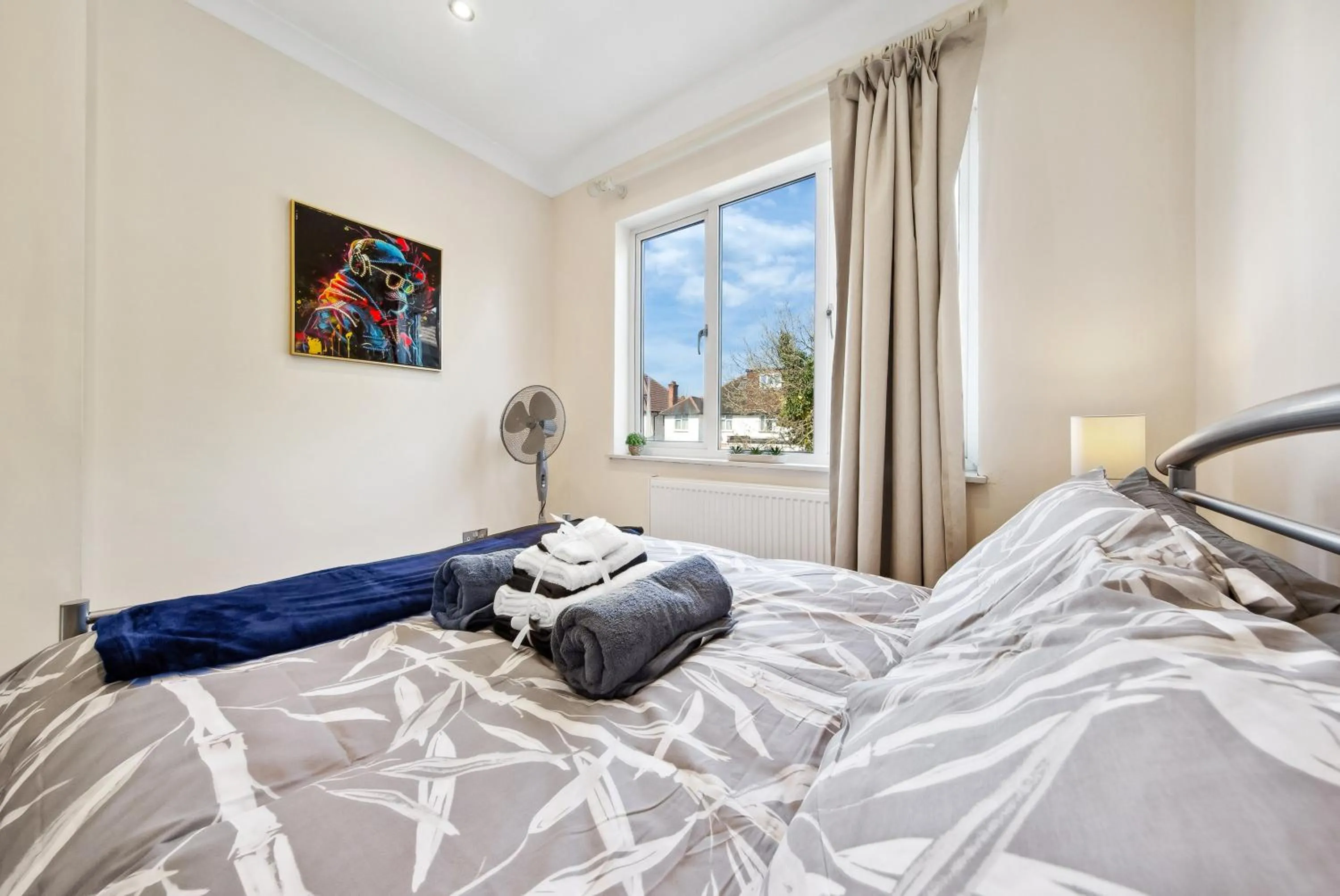 Bed in Stylish 4 Bed 2 Bath NW London