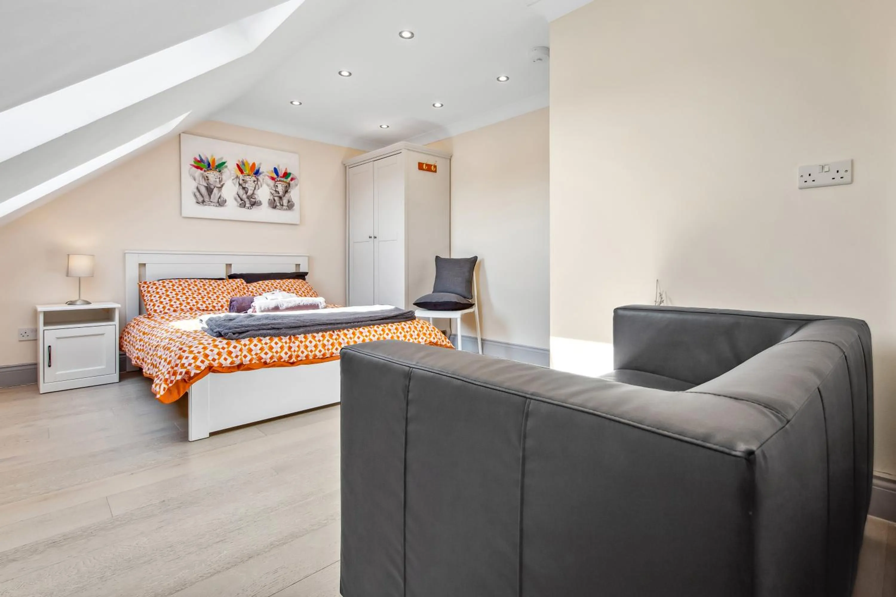 Bed in Stylish 4 Bed 2 Bath NW London