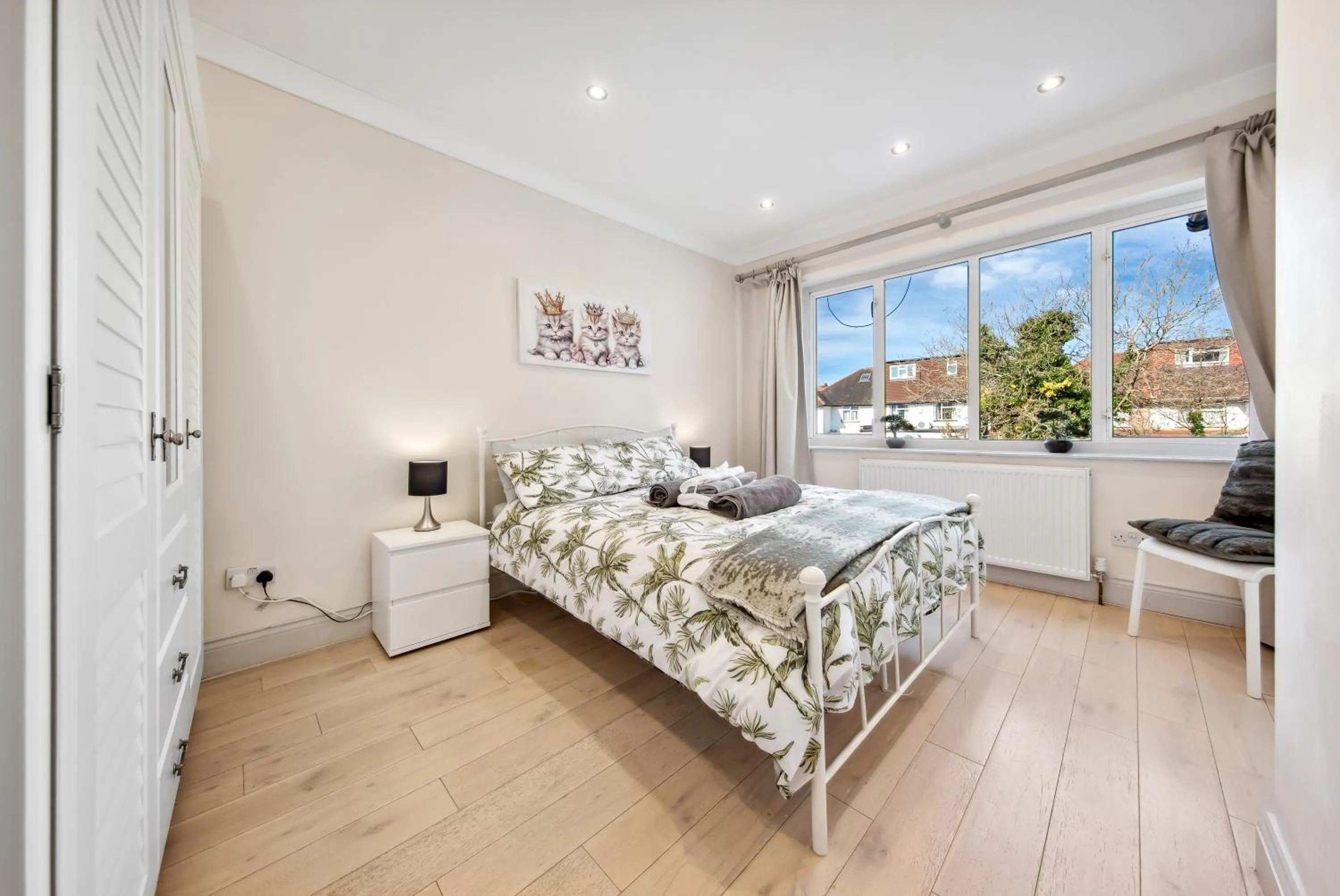 Bed in Stylish 4 Bed 2 Bath NW London
